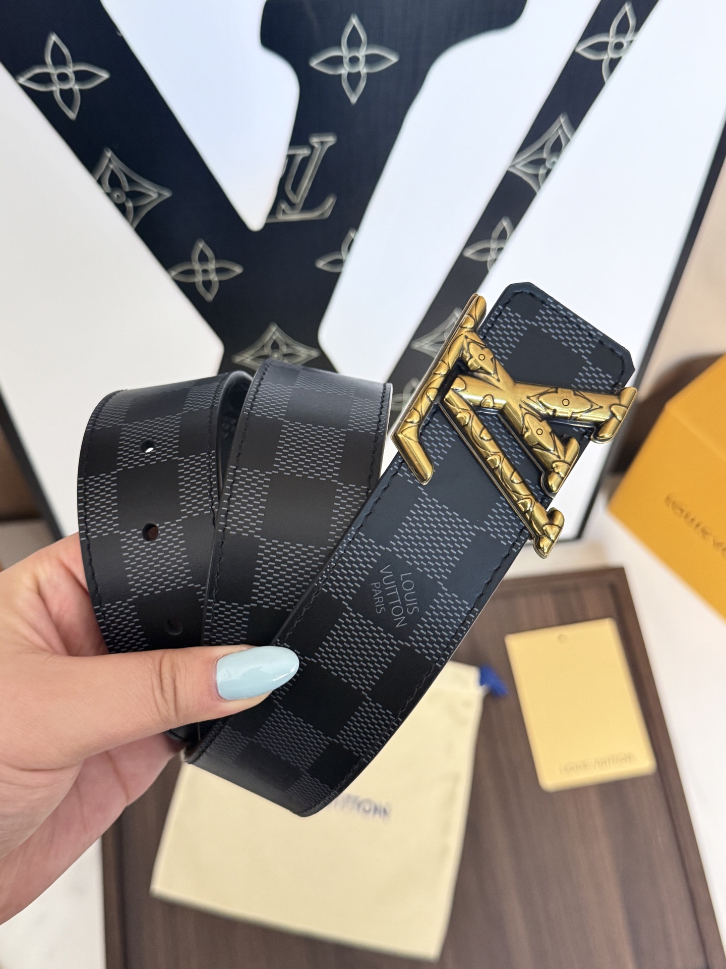 LV黑棋盤格雕花古金標男士皮帶 ｜帶寬 40mm         經典棋盤格耐磨面料搭配精工雕花古金LV