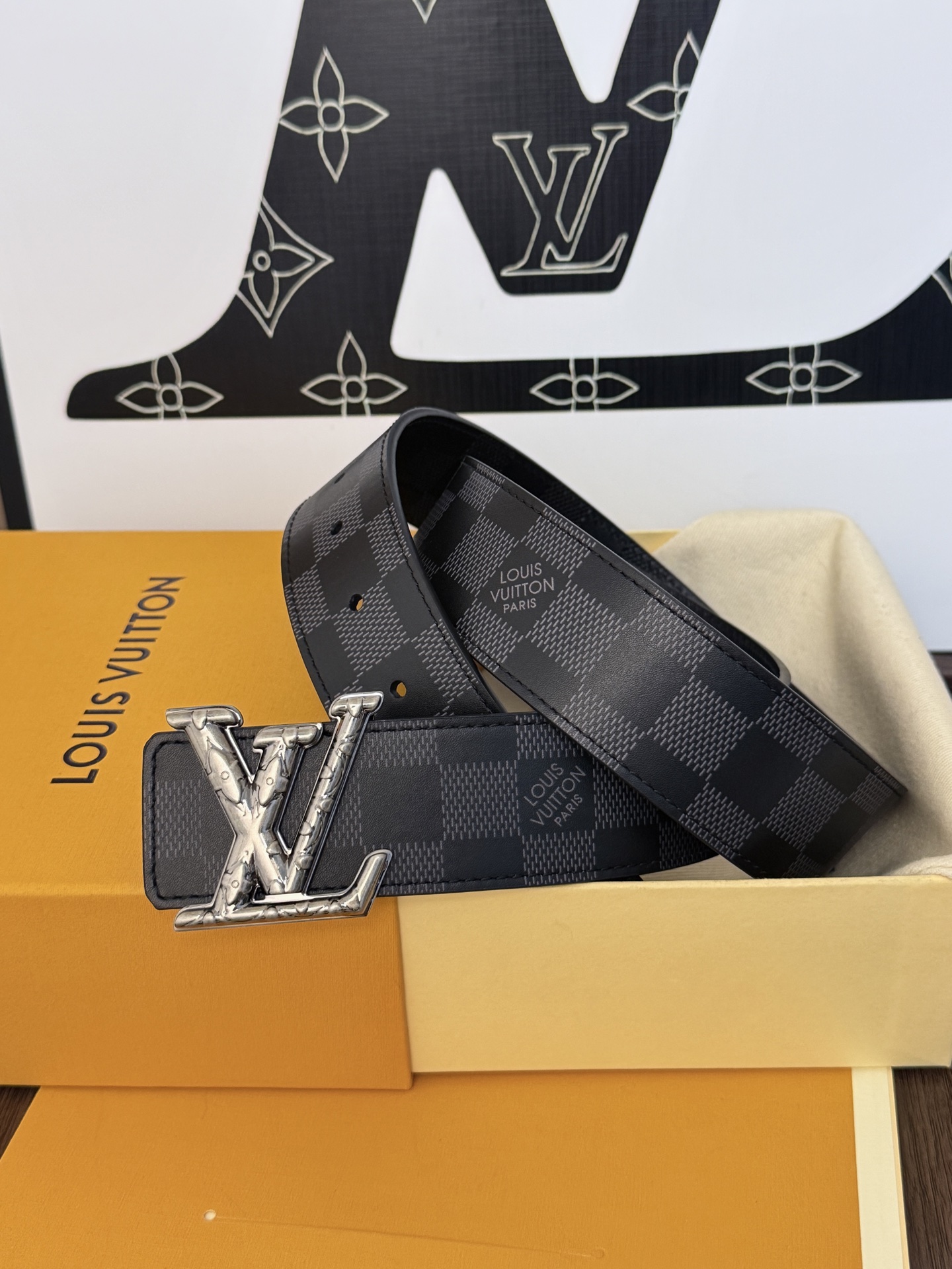 LV黑棋盤格雕花古銀男士皮帶 ｜帶寬 40mm         經典棋盤格耐磨面料搭配精工雕花古銀LV帶