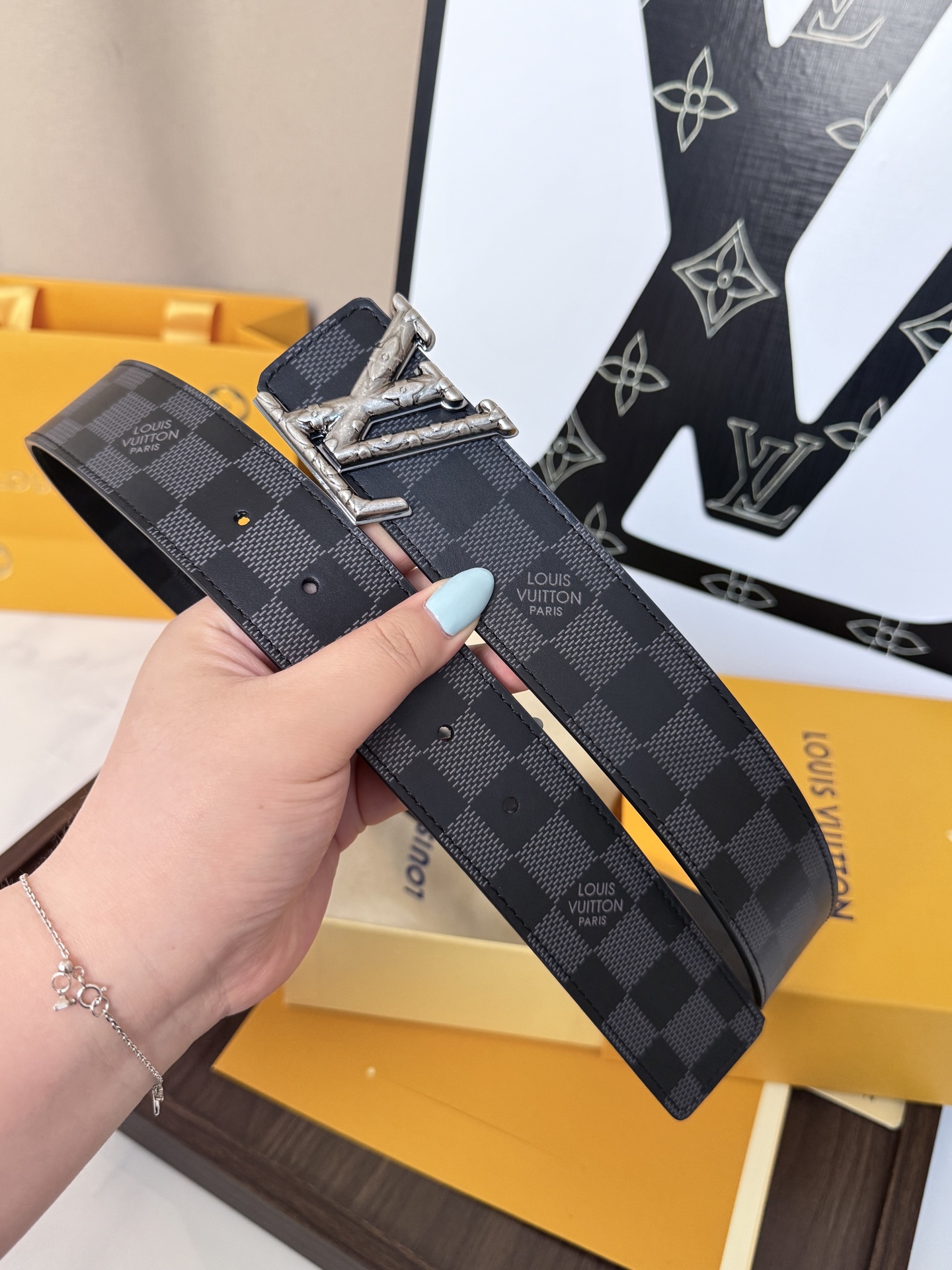 LV黑棋盤格雕花古銀男士皮帶 ｜帶寬 40mm         經典棋盤格耐磨面料搭配精工雕花古銀LV帶