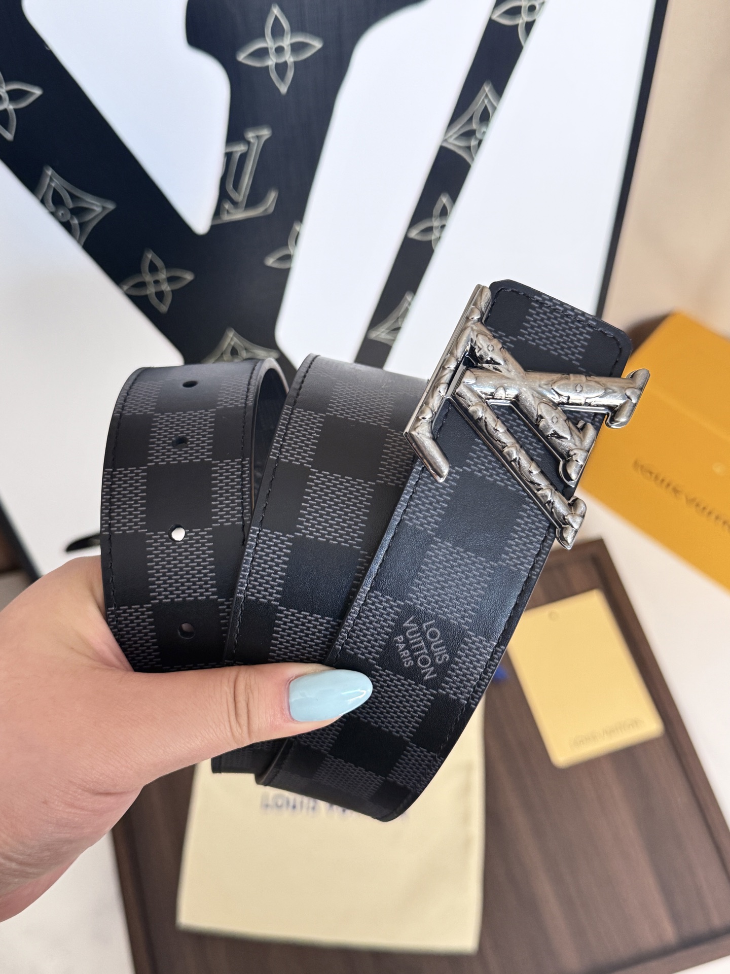 LV黑棋盤格雕花古銀男士皮帶 ｜帶寬 40mm         經典棋盤格耐磨面料搭配精工雕花古銀LV帶