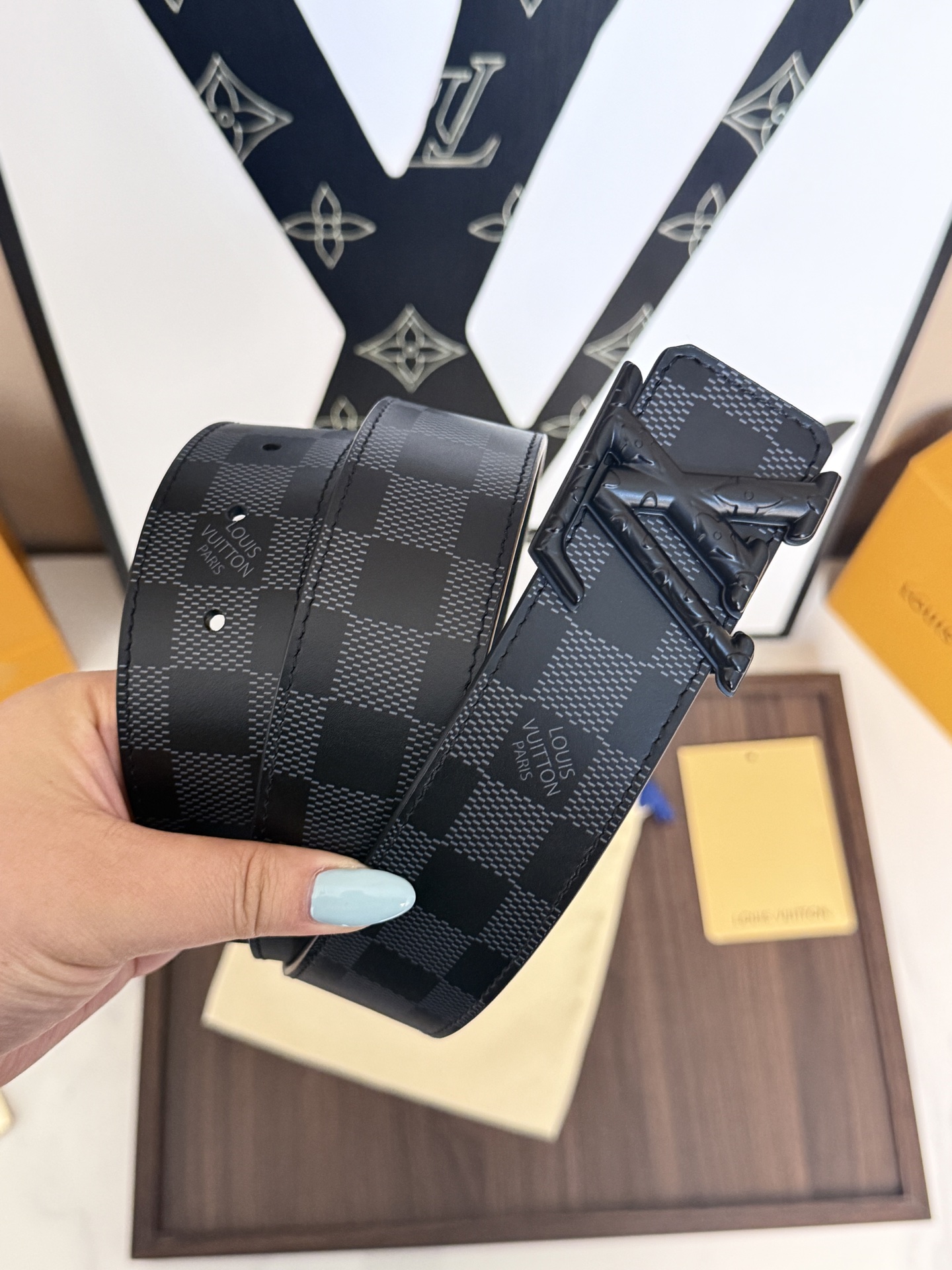 LV黑棋盤格雕花啞黑標男士皮帶 ｜帶寬 40mm         經典棋盤格耐磨面料搭配精工雕花啞黑LV