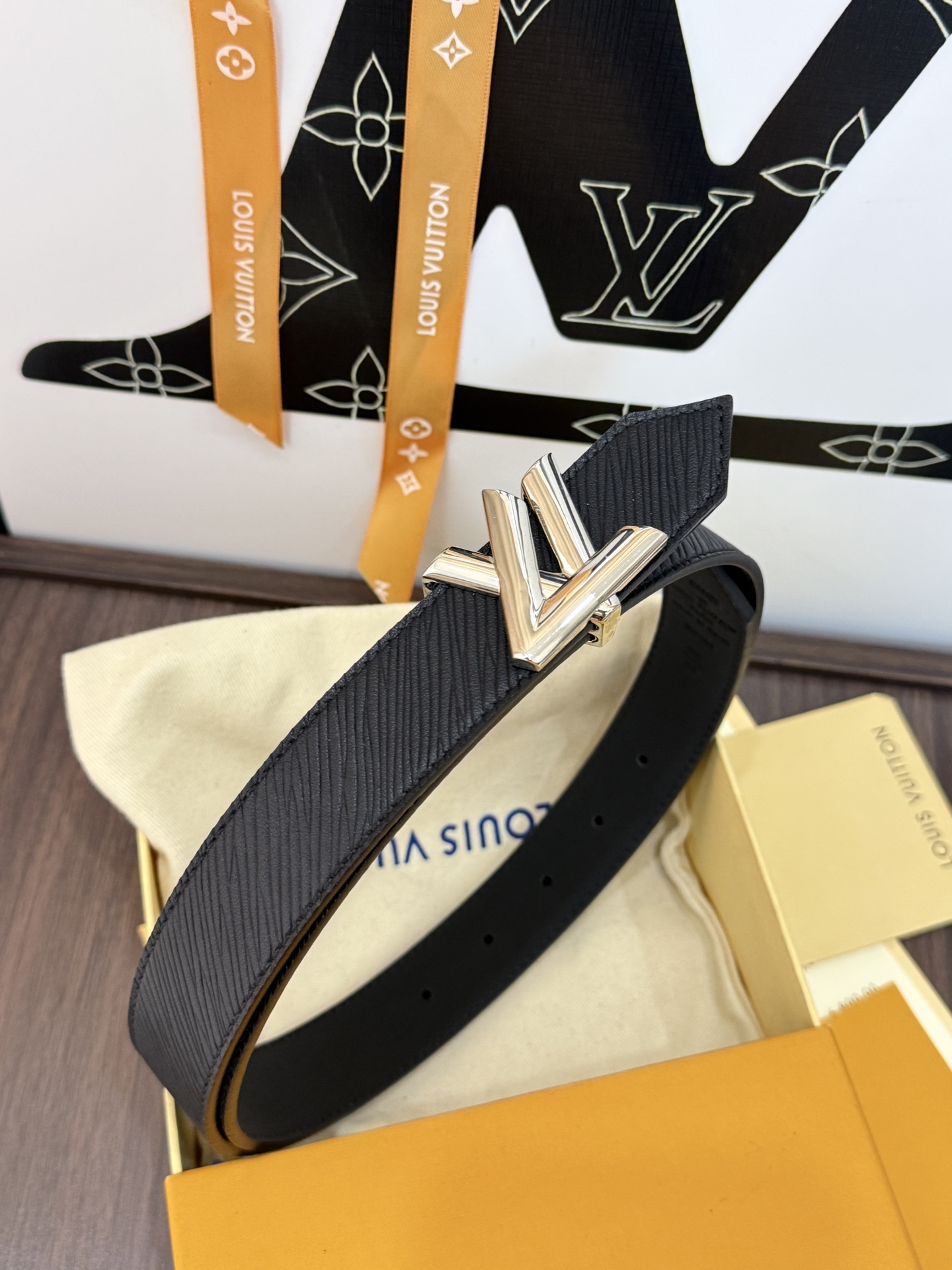 LV黑色EPi豎紋扭轉银扣女士皮帶 ｜30mm柔美窄版寬度        立體豎紋EPi頭層牛皮搭配亮面