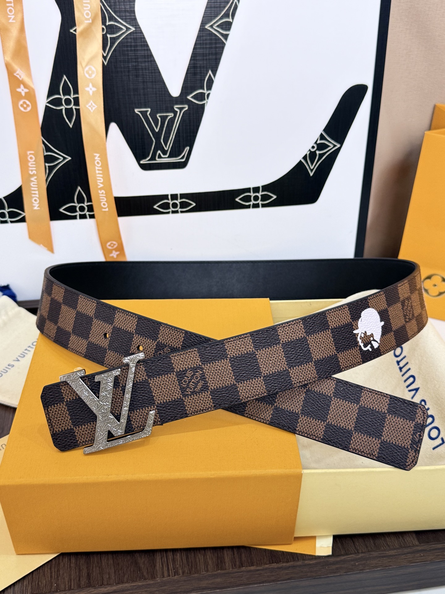 LV棕格印字雕花枪扣皮帶｜40mm       經典棋盤格面料搭配紋路雕刻金屬LV帶扣，層次質感十足  
