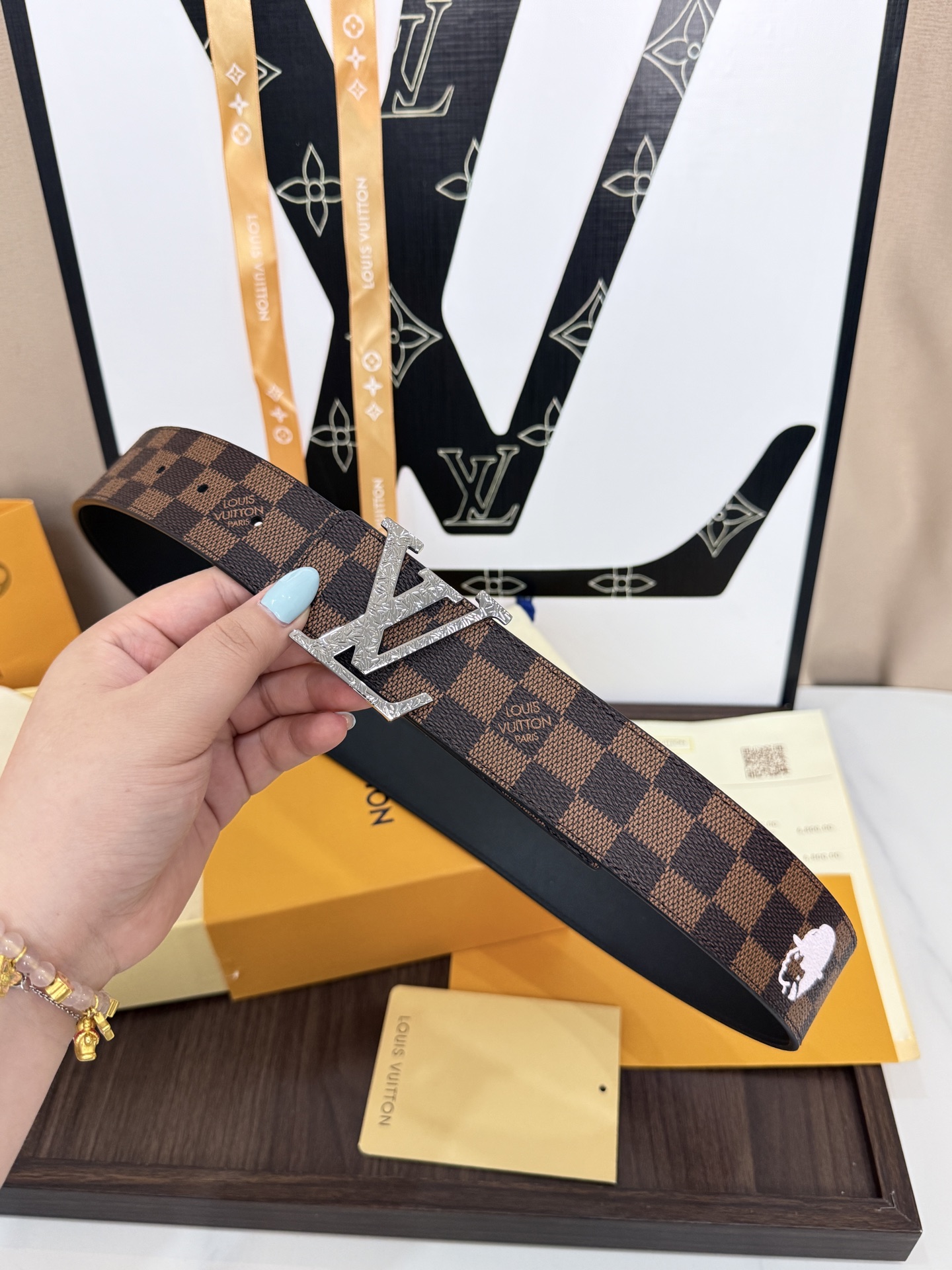 LV棕格印字雕花枪扣皮帶｜40mm       經典棋盤格面料搭配紋路雕刻金屬LV帶扣，層次質感十足  