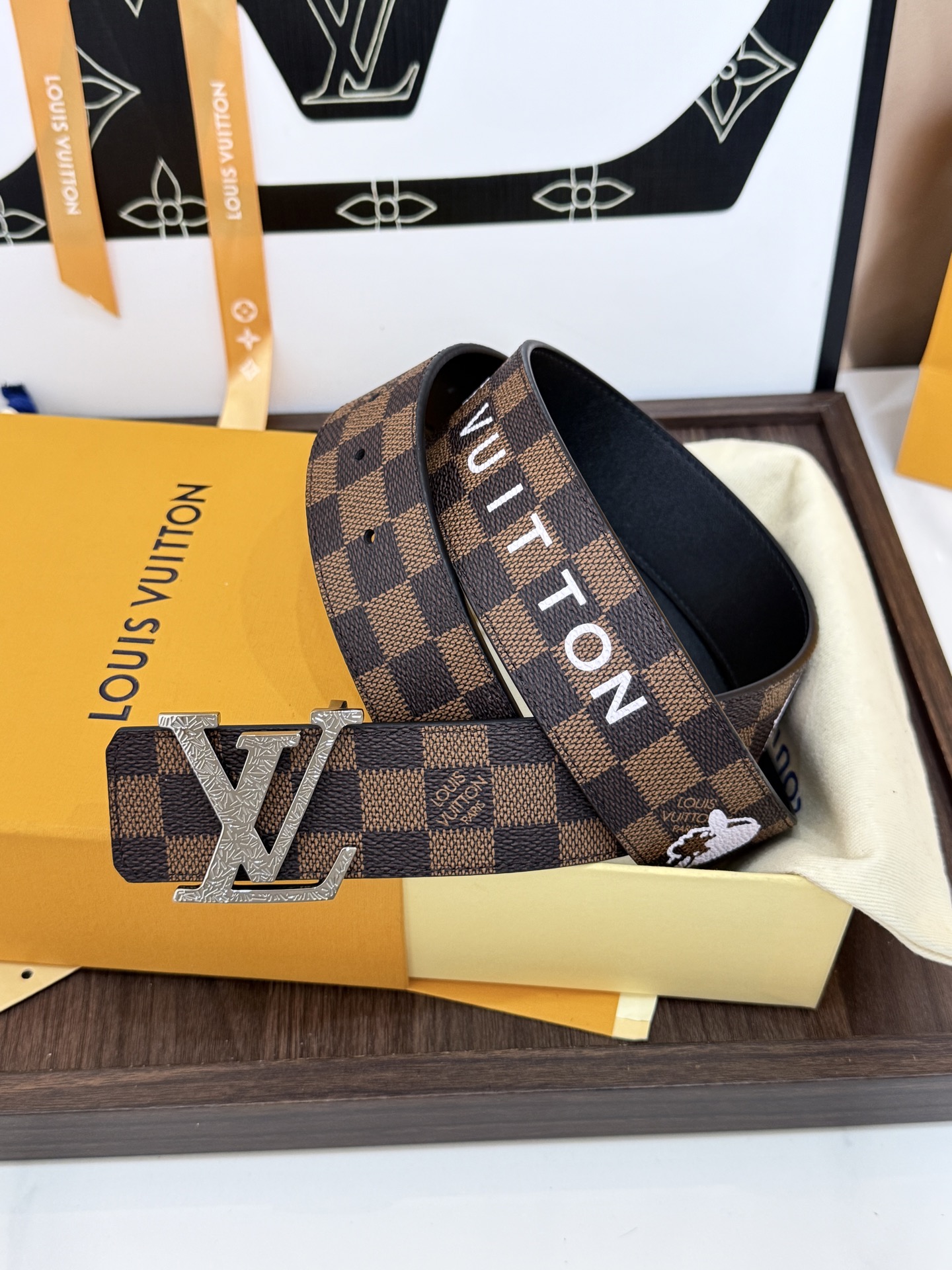 LV棕格印字雕花枪扣皮帶｜40mm       經典棋盤格面料搭配紋路雕刻金屬LV帶扣，層次質感十足  