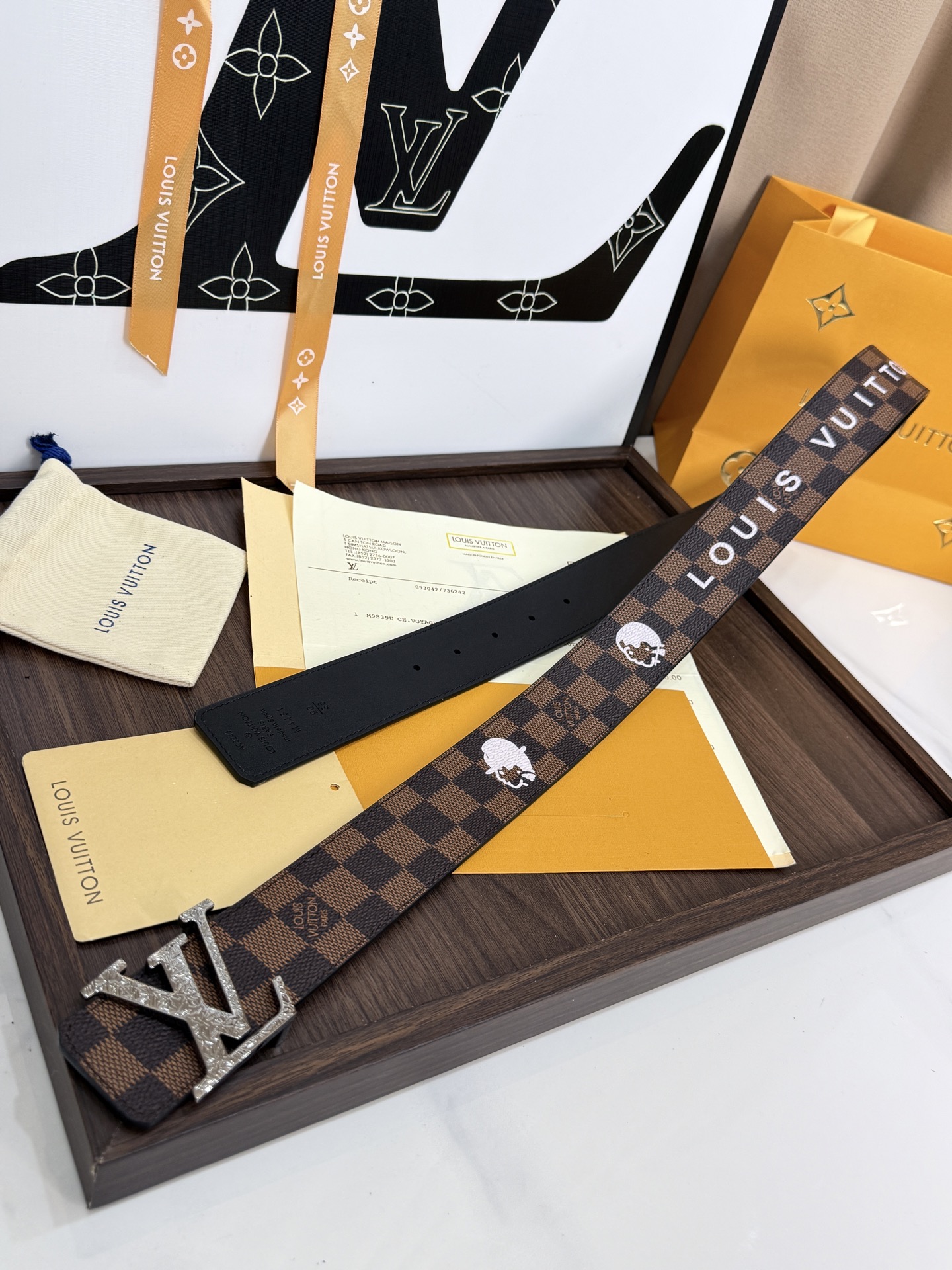 LV棕格印字雕花枪扣皮帶｜40mm       經典棋盤格面料搭配紋路雕刻金屬LV帶扣，層次質感十足  