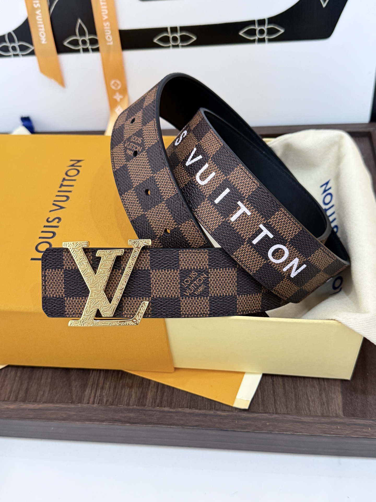 LV棕格印字雕花金扣皮帶｜40mm       經典棋盤格面料搭配紋路雕刻金屬LV帶扣，層次質感十足  