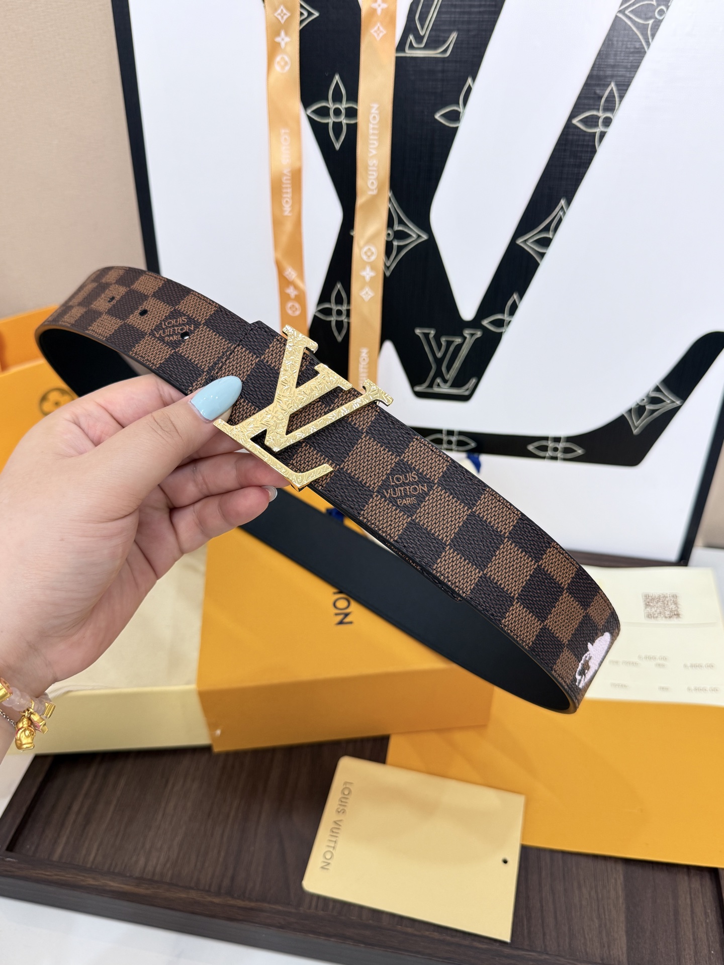 LV棕格印字雕花金扣皮帶｜40mm       經典棋盤格面料搭配紋路雕刻金屬LV帶扣，層次質感十足  