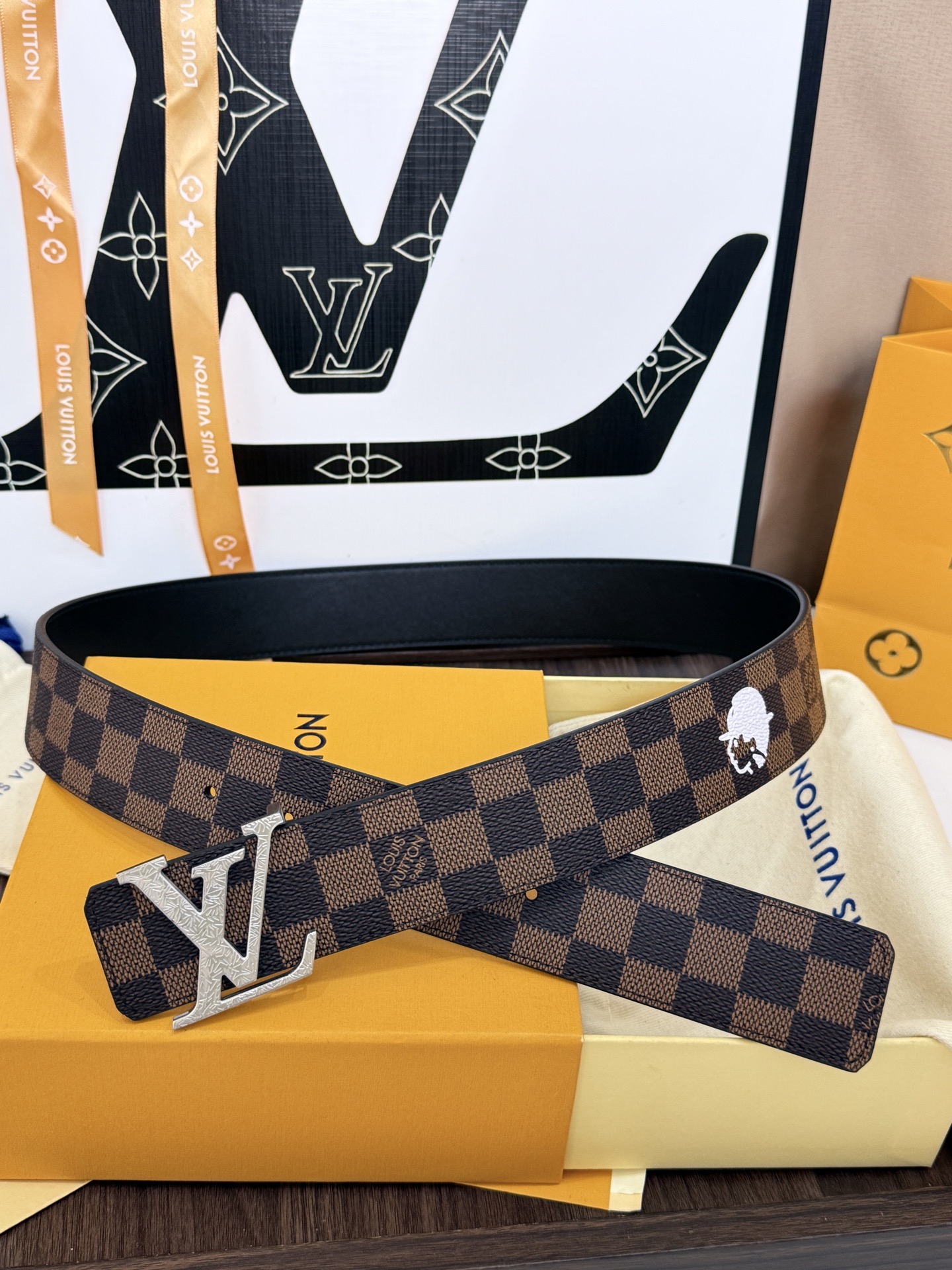 LV棕格印字雕花银扣皮帶｜40mm       經典棋盤格面料搭配紋路雕刻金屬LV帶扣，層次質感十足  