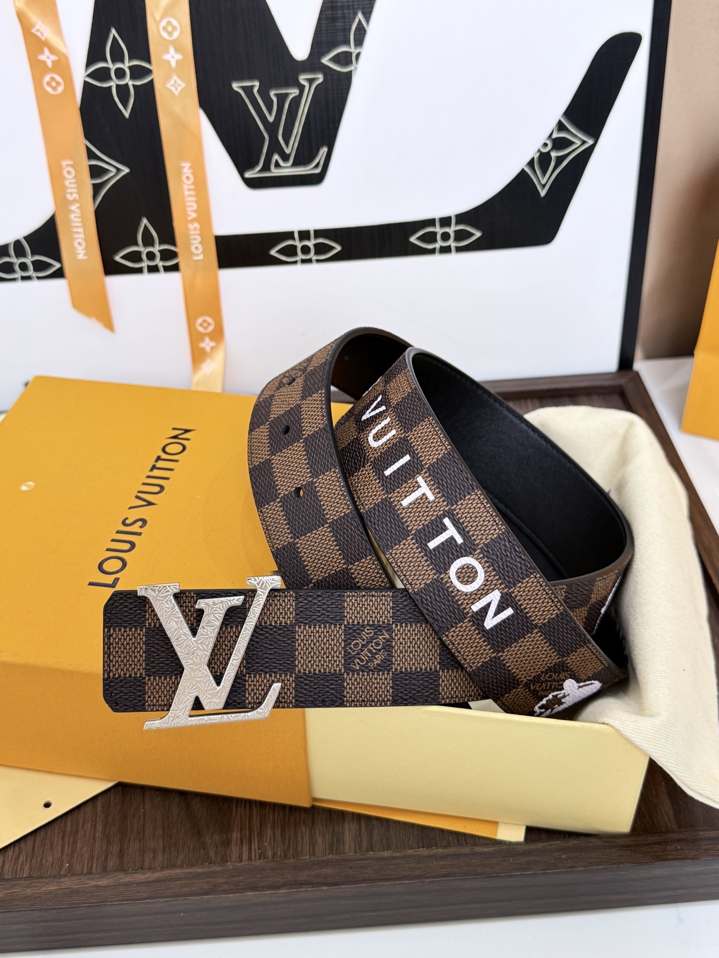 LV棕格印字雕花银扣皮帶｜40mm       經典棋盤格面料搭配紋路雕刻金屬LV帶扣，層次質感十足  