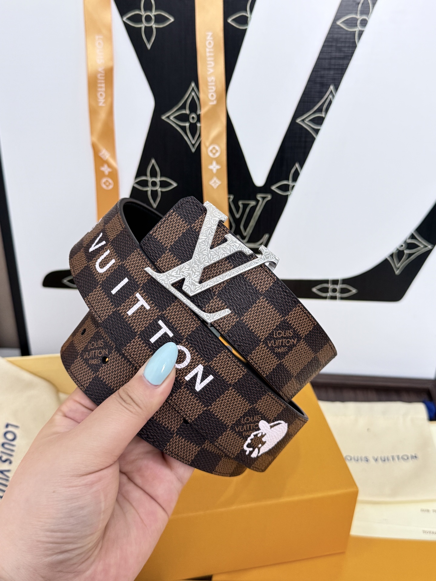 LV棕格印字雕花银扣皮帶｜40mm       經典棋盤格面料搭配紋路雕刻金屬LV帶扣，層次質感十足  