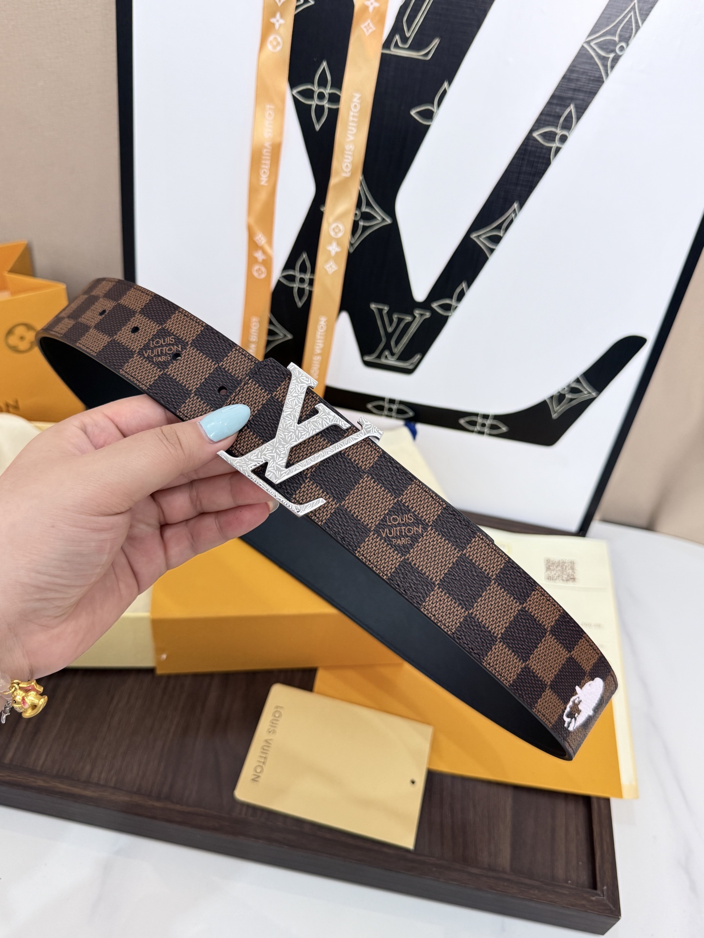 LV棕格印字雕花银扣皮帶｜40mm       經典棋盤格面料搭配紋路雕刻金屬LV帶扣，層次質感十足  