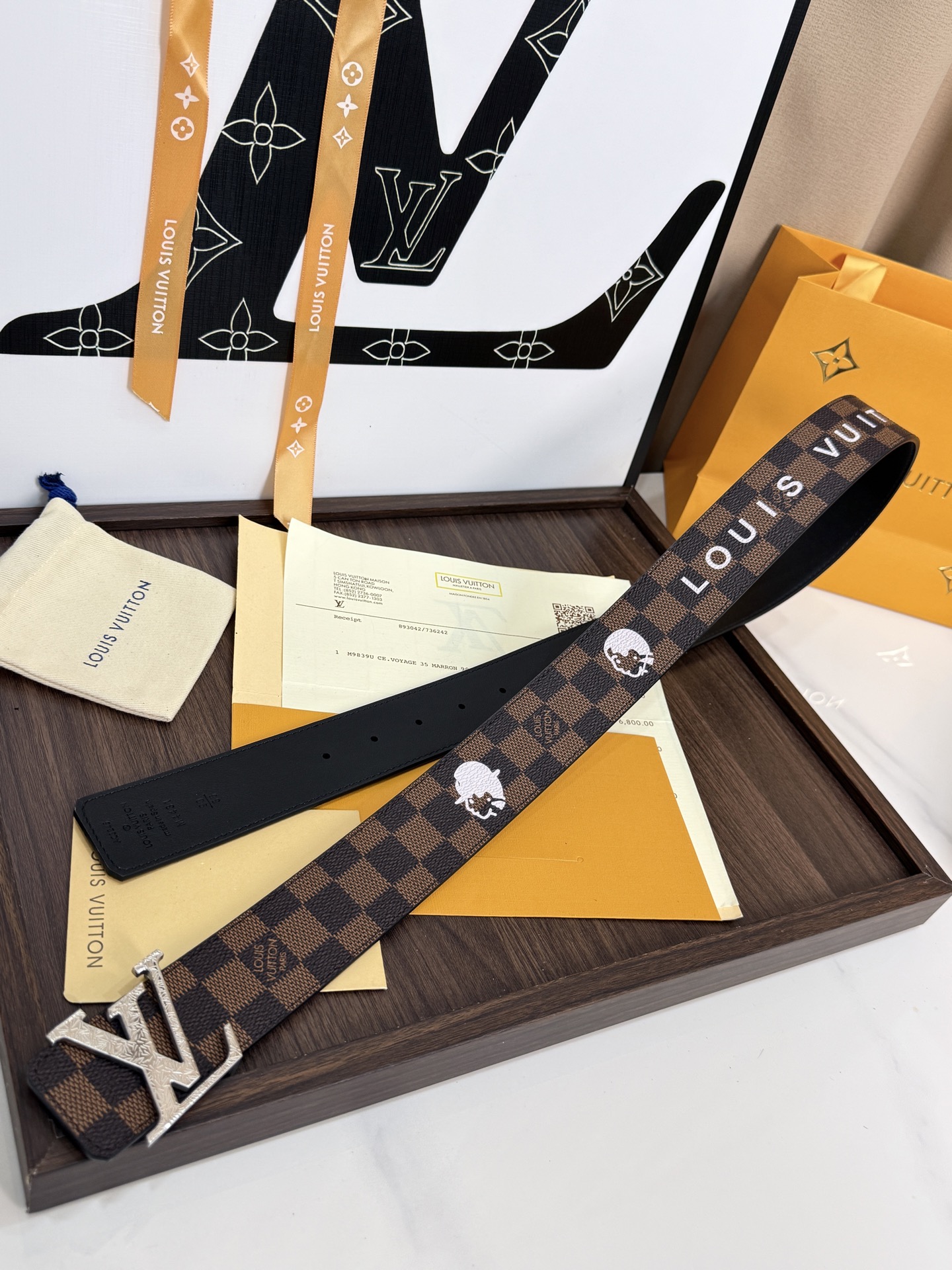 LV棕格印字雕花银扣皮帶｜40mm       經典棋盤格面料搭配紋路雕刻金屬LV帶扣，層次質感十足  