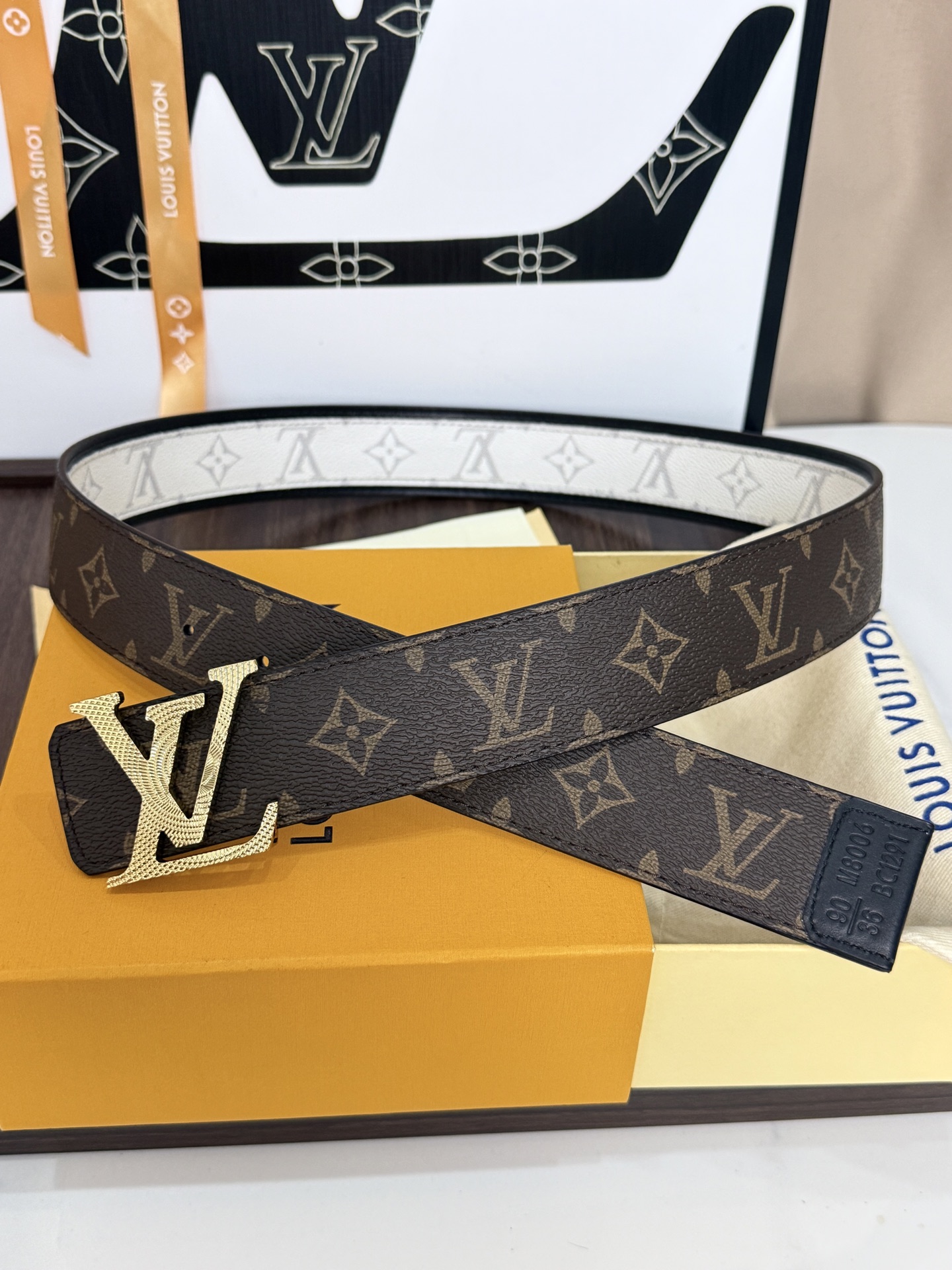 LV雙面老花浮雕金標皮帶|40mm 寬幅 雙色老花帆布搭配立體雕紋金屬帶扣,質感層次十足 LV雙面老花浮雕金標皮帶|40mm 寬幅 雙色老花帆布搭配立體雕紋金屬帶扣,質感層次十足