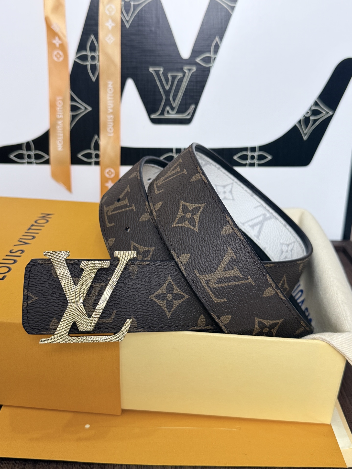 LV雙面老花浮雕金標皮帶|40mm 寬幅 雙色老花帆布搭配立體雕紋金屬帶扣,質感層次十足 LV雙面老花浮雕金標皮帶|40mm 寬幅 雙色老花帆布搭配立體雕紋金屬帶扣,質感層次十足