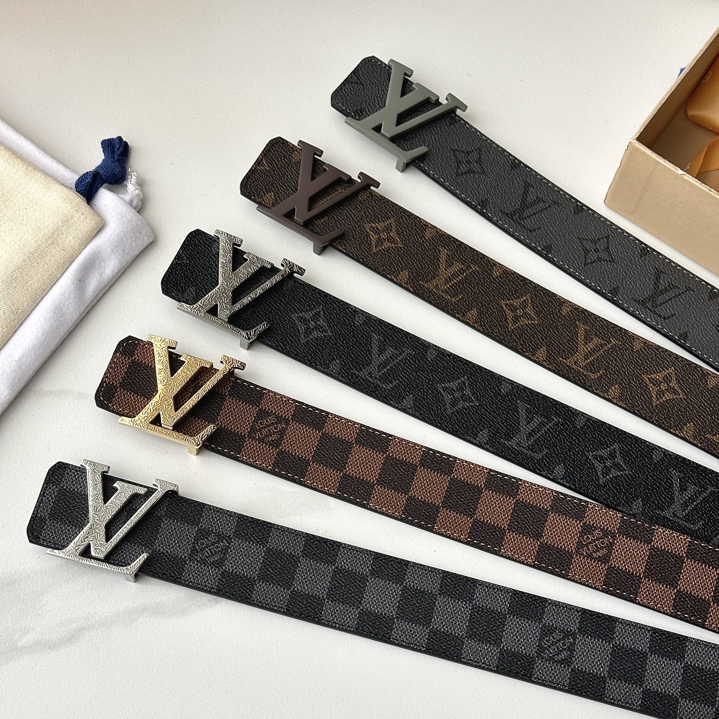 LV棕格印字雕花银扣皮帶｜40mm       經典棋盤格面料搭配紋路雕刻金屬LV帶扣，層次質感十足  