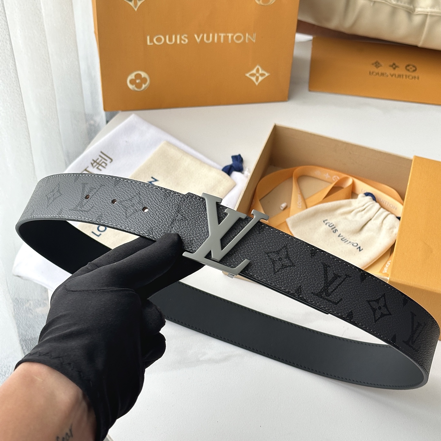 LV棕格印字雕花银扣皮帶｜40mm       經典棋盤格面料搭配紋路雕刻金屬LV帶扣，層次質感十足  