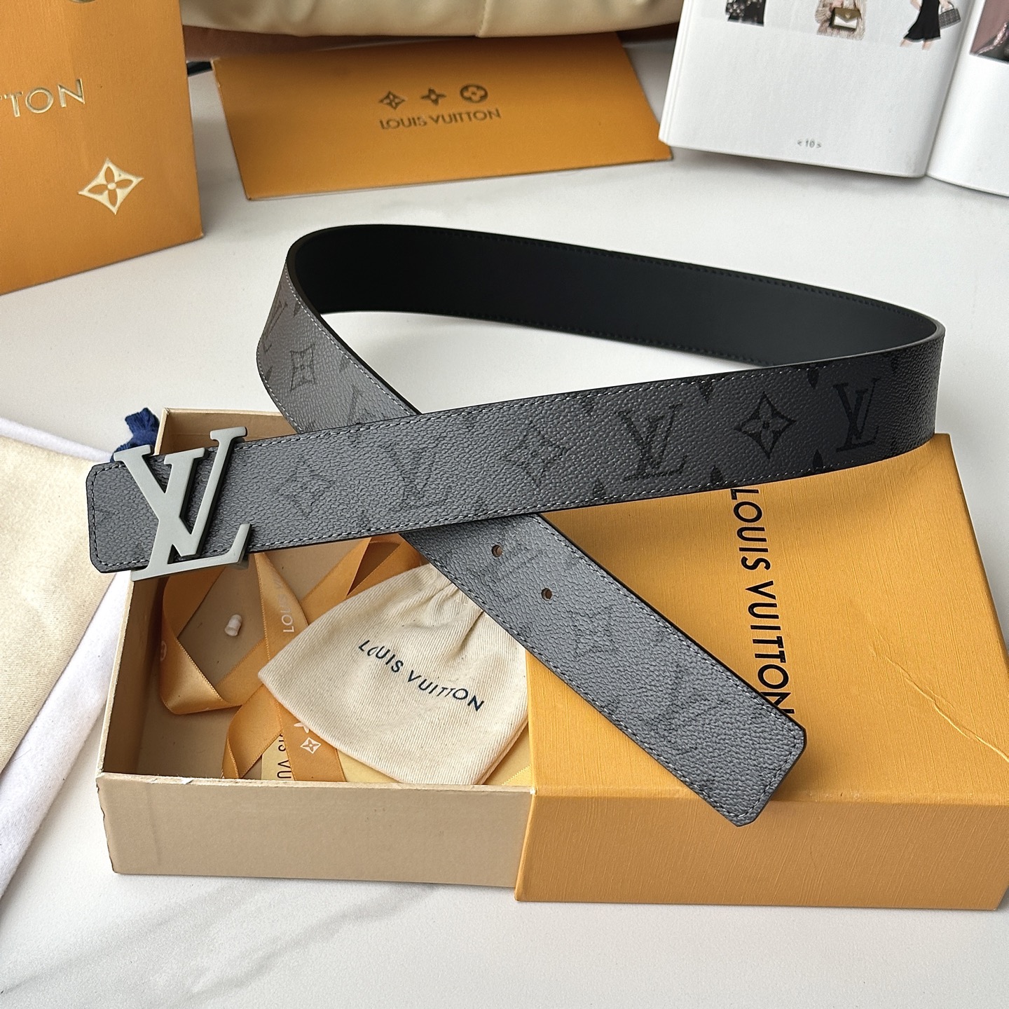 LV棕格印字雕花银扣皮帶｜40mm       經典棋盤格面料搭配紋路雕刻金屬LV帶扣，層次質感十足  