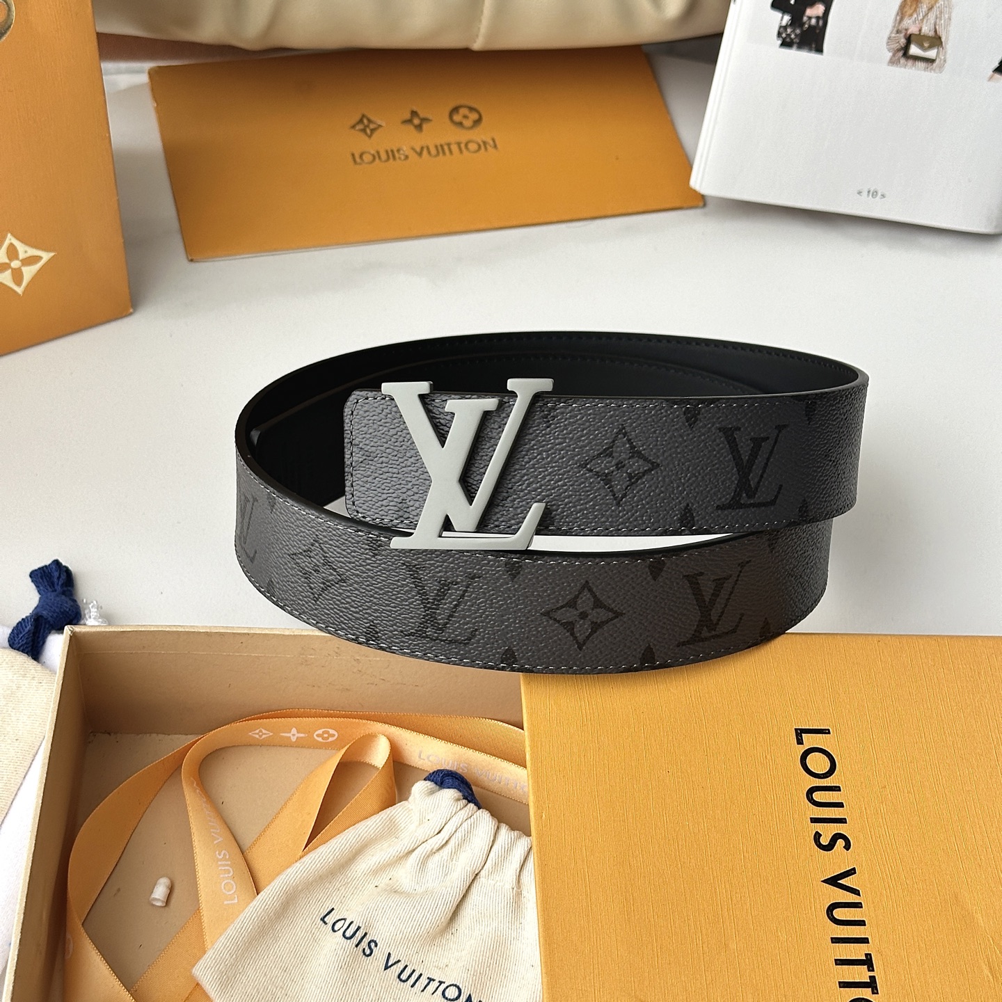 LV棕格印字雕花银扣皮帶｜40mm       經典棋盤格面料搭配紋路雕刻金屬LV帶扣，層次質感十足  