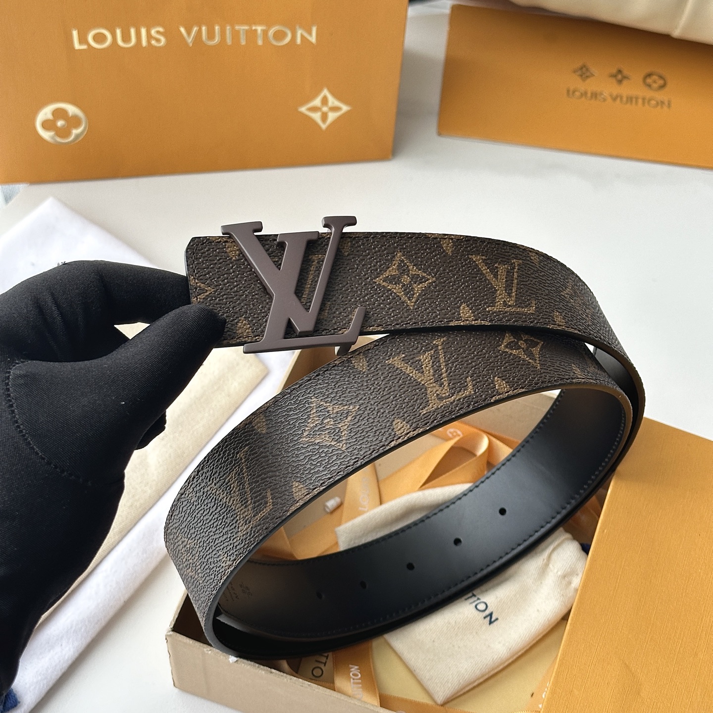 LV棕格印字雕花银扣皮帶｜40mm       經典棋盤格面料搭配紋路雕刻金屬LV帶扣，層次質感十足  