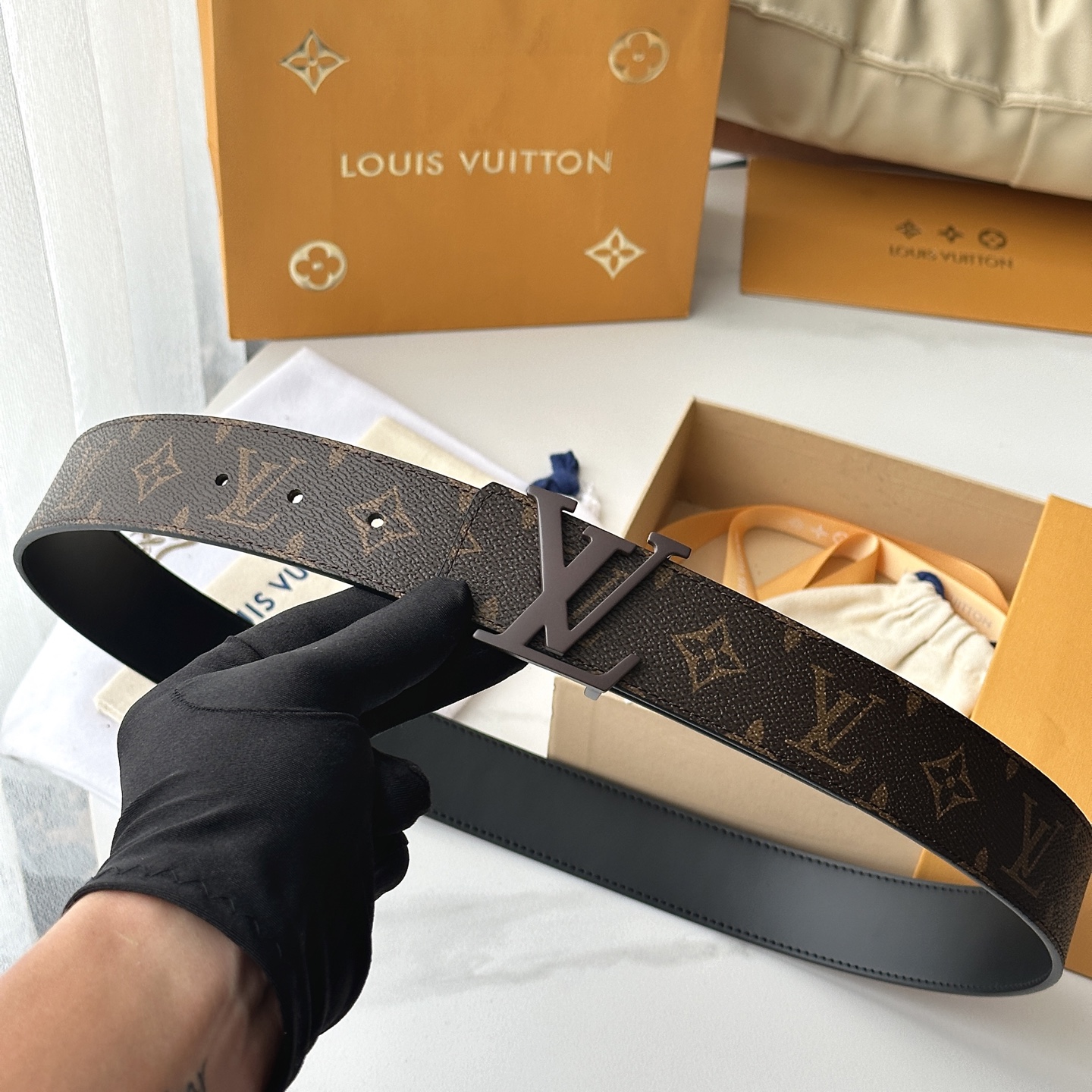 LV棕格印字雕花银扣皮帶｜40mm       經典棋盤格面料搭配紋路雕刻金屬LV帶扣，層次質感十足  