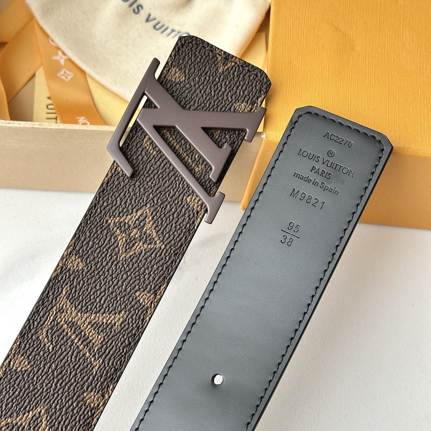 LV棕格印字雕花银扣皮帶｜40mm       經典棋盤格面料搭配紋路雕刻金屬LV帶扣，層次質感十足  