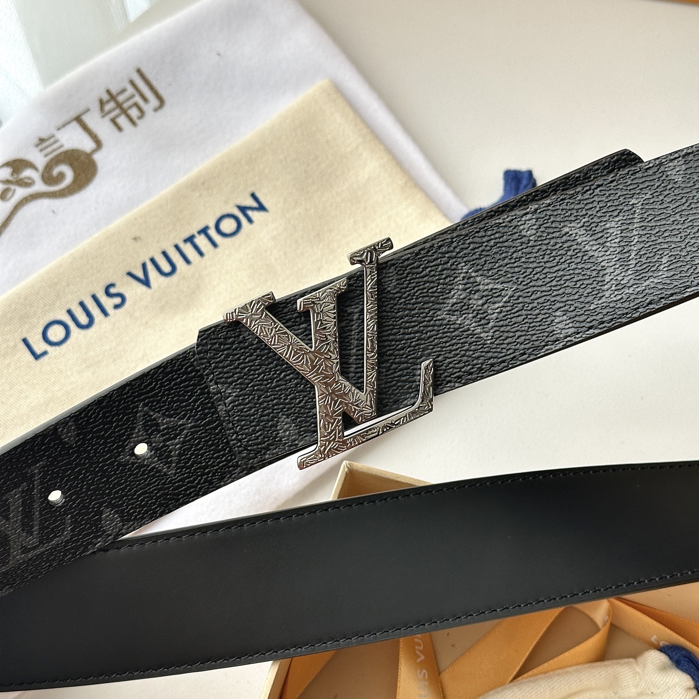 LV棕格印字雕花银扣皮帶｜40mm       經典棋盤格面料搭配紋路雕刻金屬LV帶扣，層次質感十足  