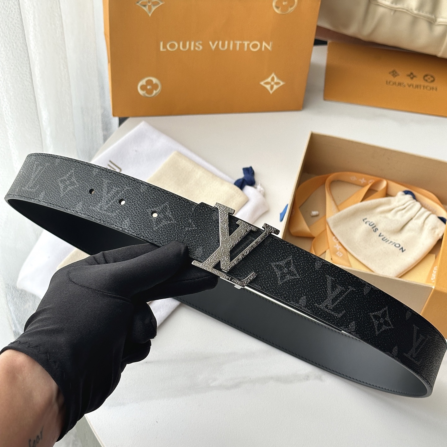 LV棕格印字雕花银扣皮帶｜40mm       經典棋盤格面料搭配紋路雕刻金屬LV帶扣，層次質感十足  