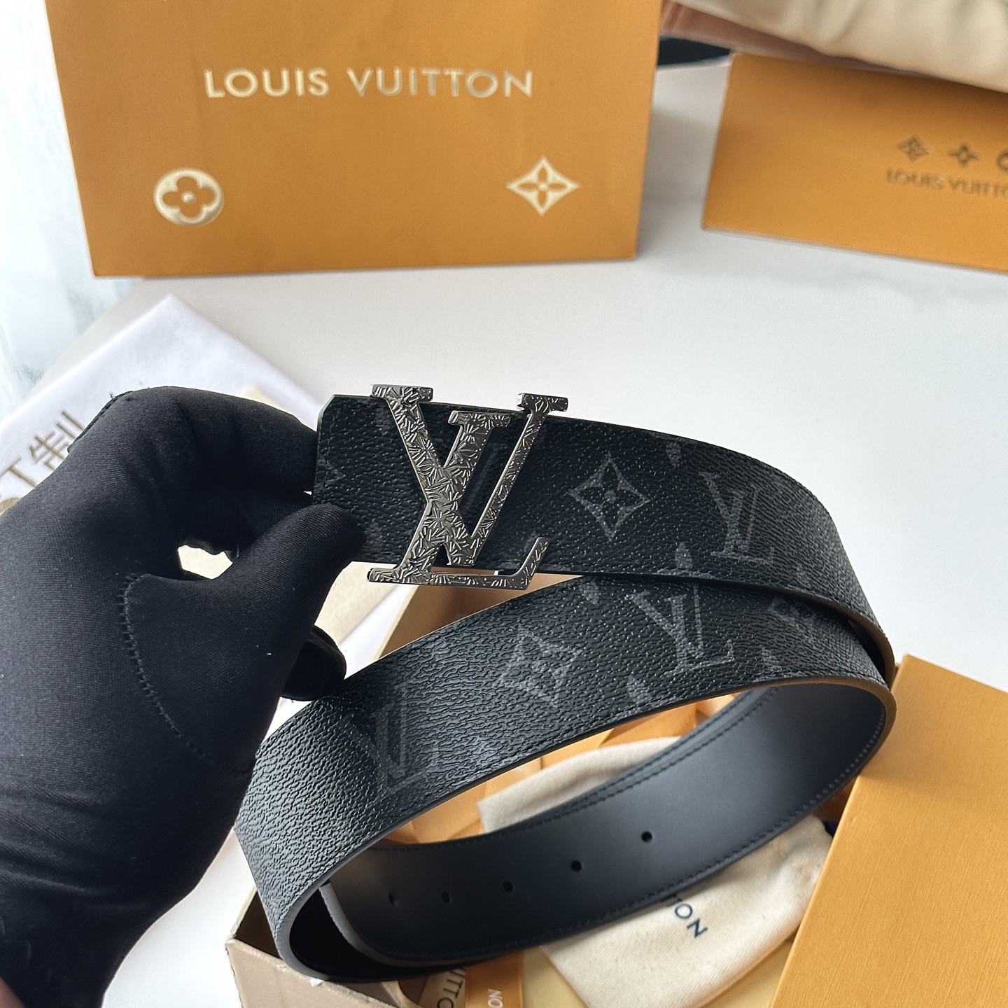 LV棕格印字雕花银扣皮帶｜40mm       經典棋盤格面料搭配紋路雕刻金屬LV帶扣，層次質感十足  