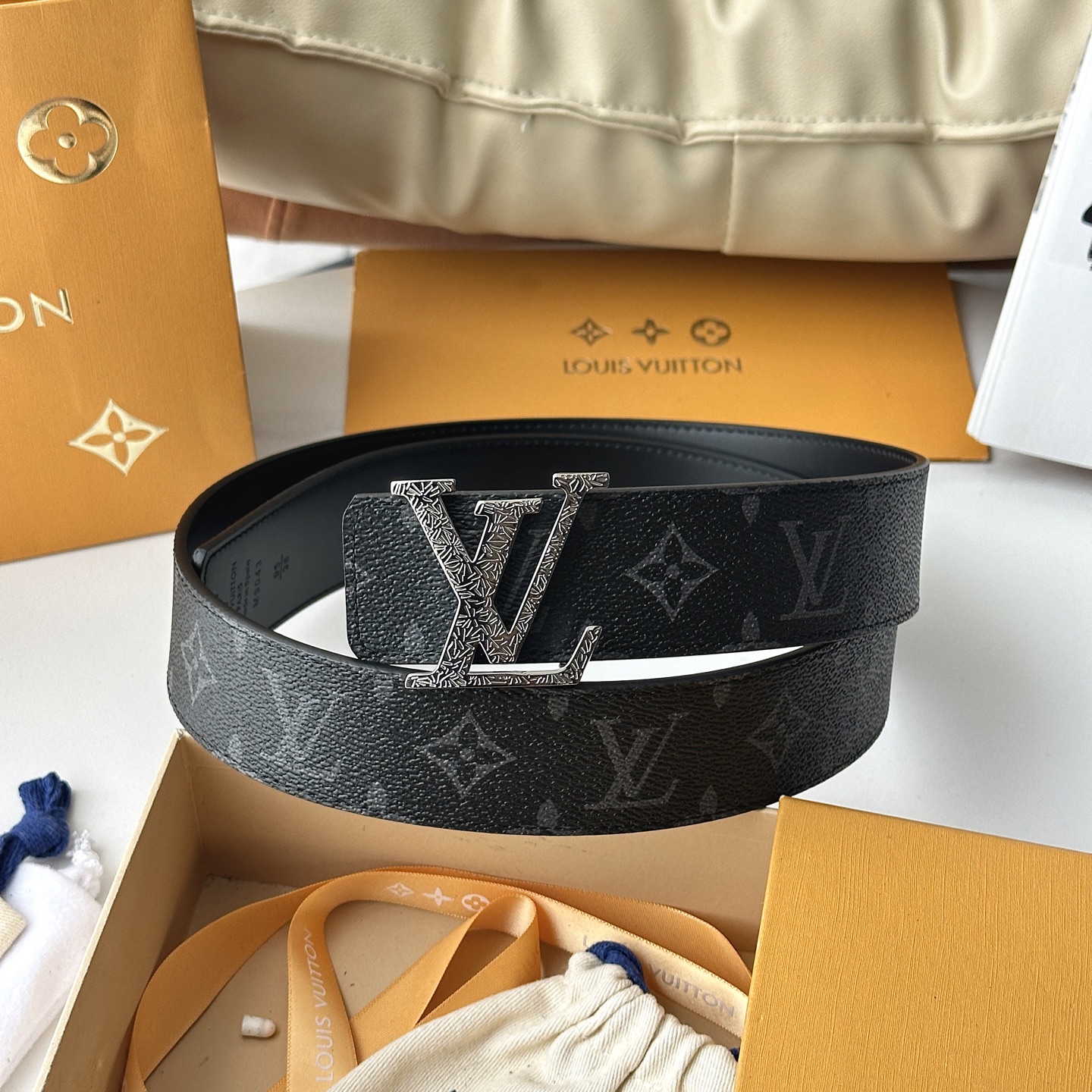 LV棕格印字雕花银扣皮帶｜40mm       經典棋盤格面料搭配紋路雕刻金屬LV帶扣，層次質感十足  