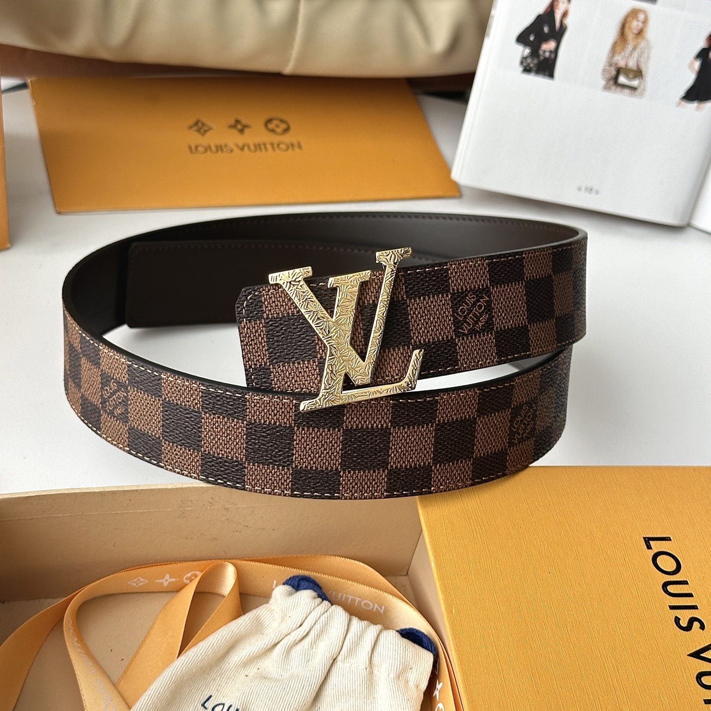 LV棕格印字雕花银扣皮帶｜40mm       經典棋盤格面料搭配紋路雕刻金屬LV帶扣，層次質感十足  