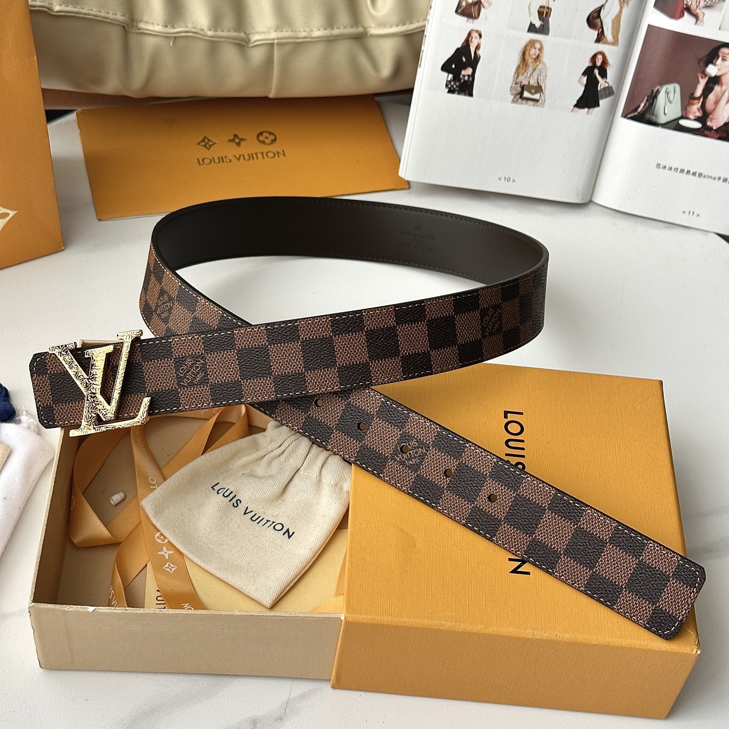 LV棕格印字雕花银扣皮帶｜40mm       經典棋盤格面料搭配紋路雕刻金屬LV帶扣，層次質感十足  