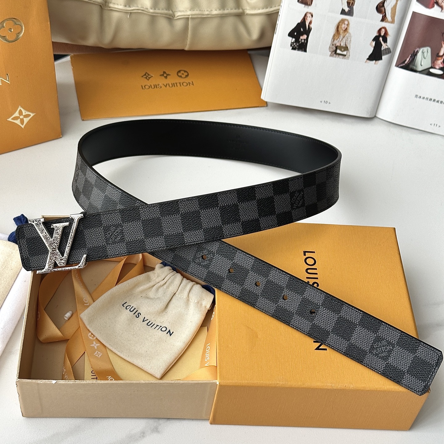LV棕格印字雕花银扣皮帶｜40mm       經典棋盤格面料搭配紋路雕刻金屬LV帶扣，層次質感十足  