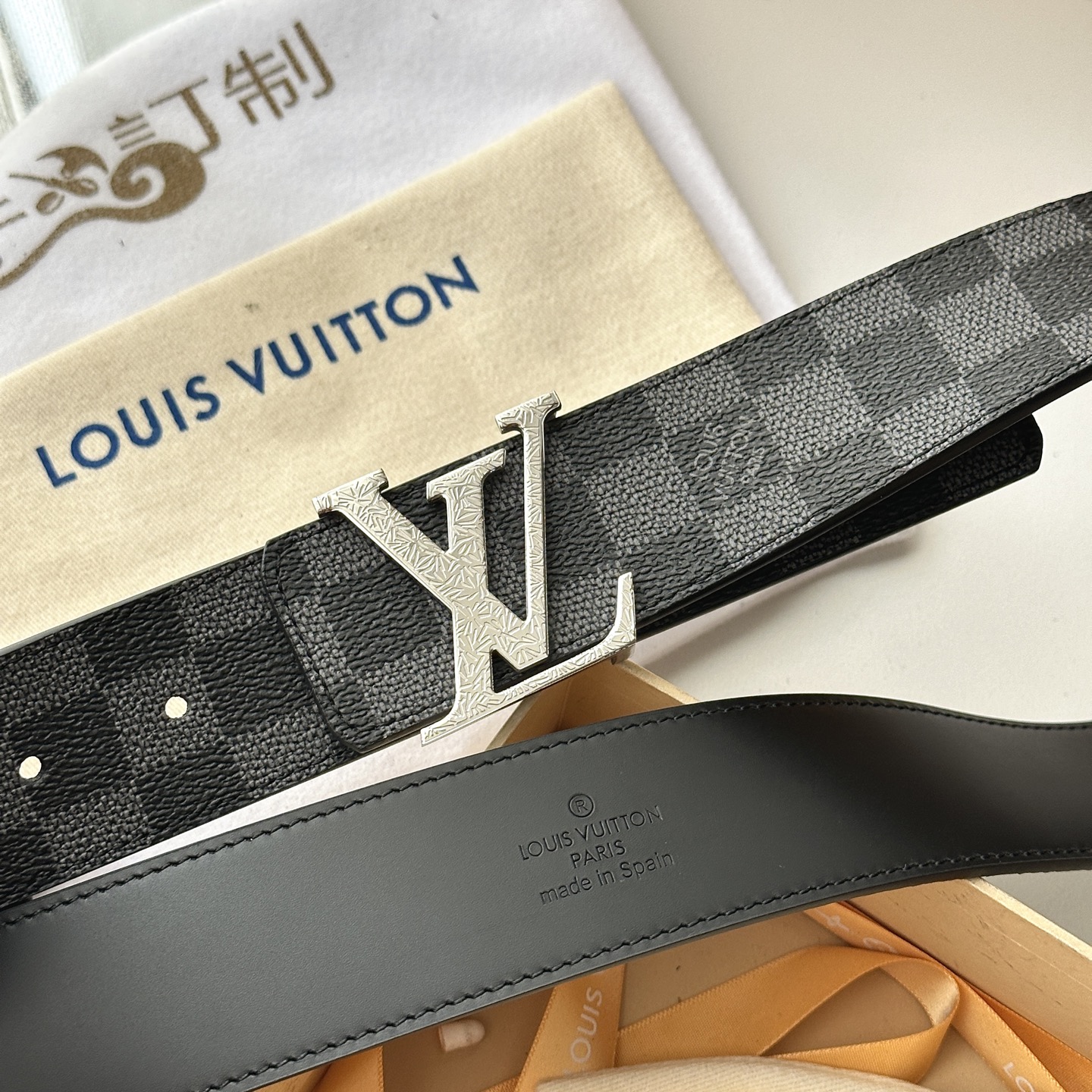 LV棕格印字雕花银扣皮帶｜40mm       經典棋盤格面料搭配紋路雕刻金屬LV帶扣，層次質感十足  