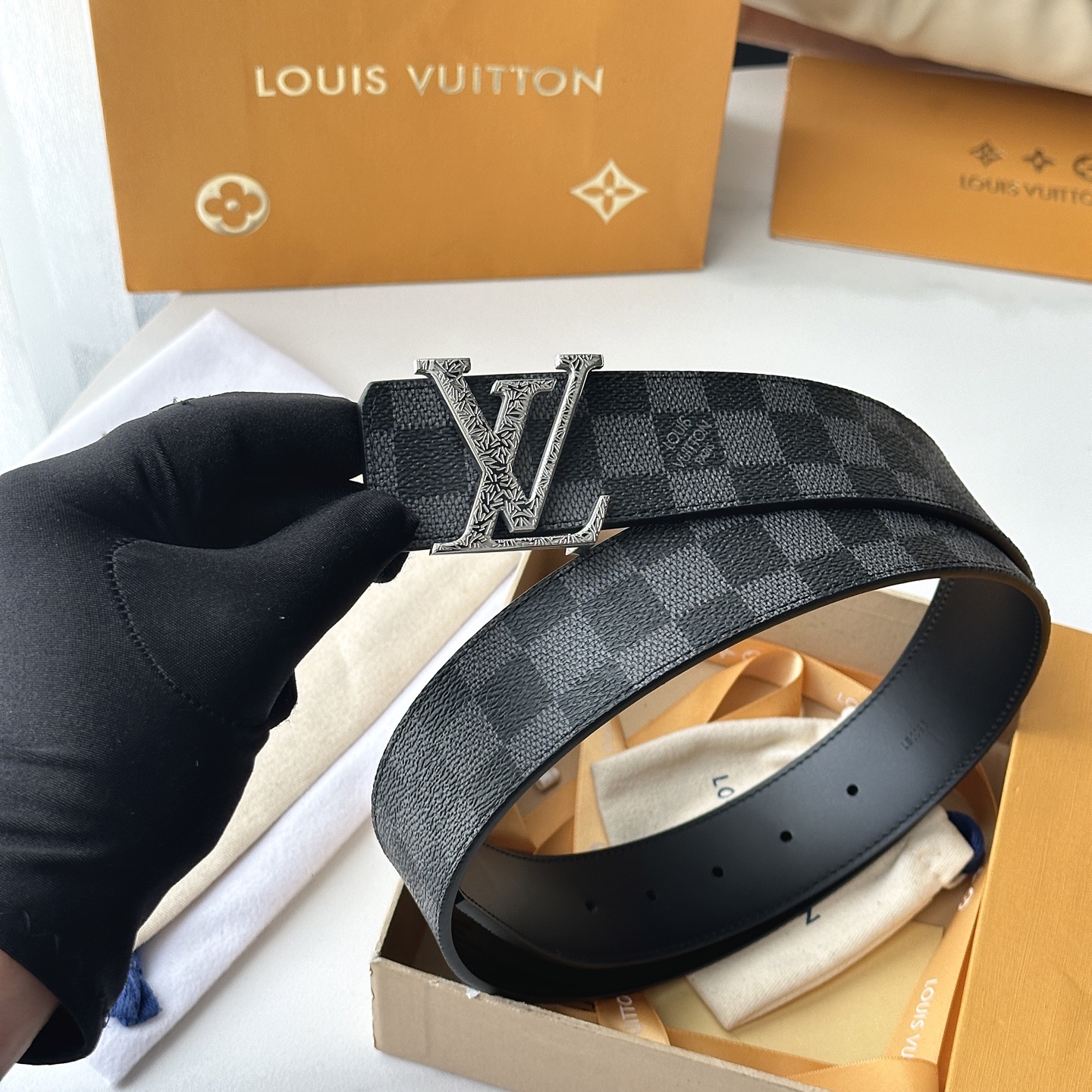 LV棕格印字雕花银扣皮帶｜40mm       經典棋盤格面料搭配紋路雕刻金屬LV帶扣，層次質感十足  