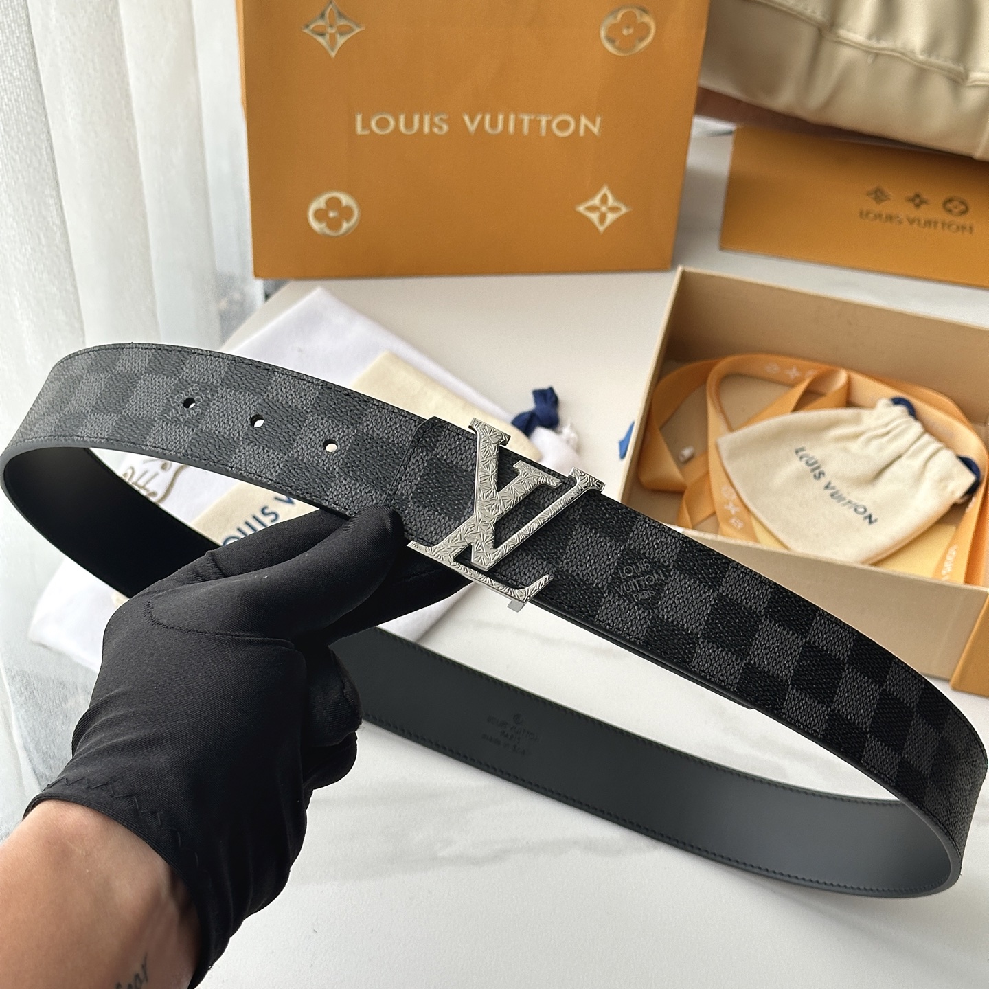 LV棕格印字雕花银扣皮帶｜40mm       經典棋盤格面料搭配紋路雕刻金屬LV帶扣，層次質感十足  