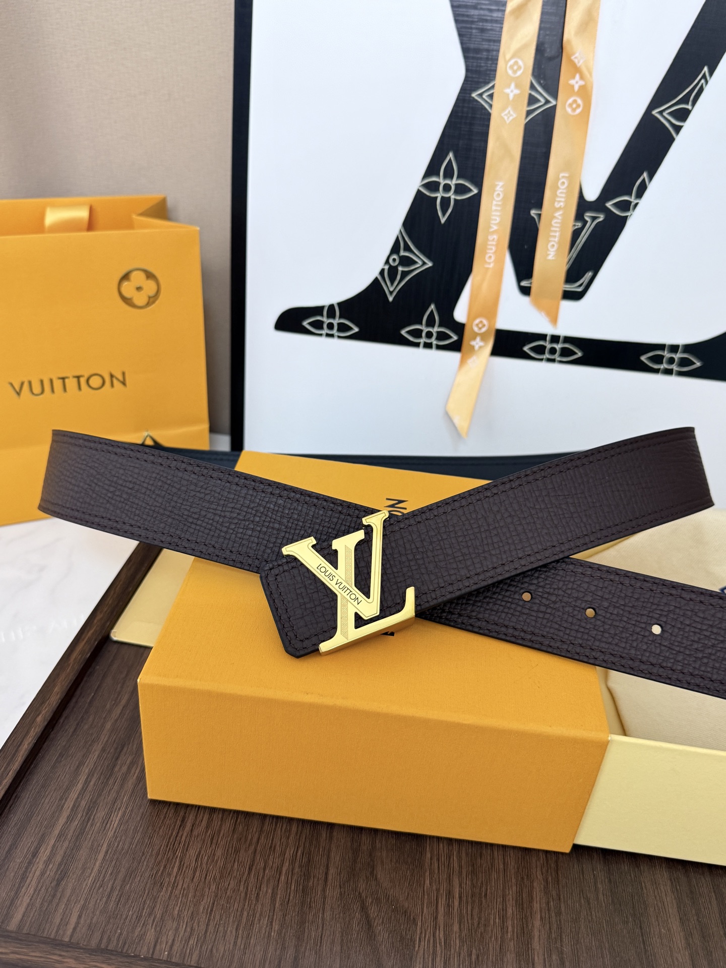 LV深棕荔枝纹金标字母扣皮带｜40mm标准宽度       进口质感荔枝纹牛皮，搭配柔软顺滑真皮内层，层