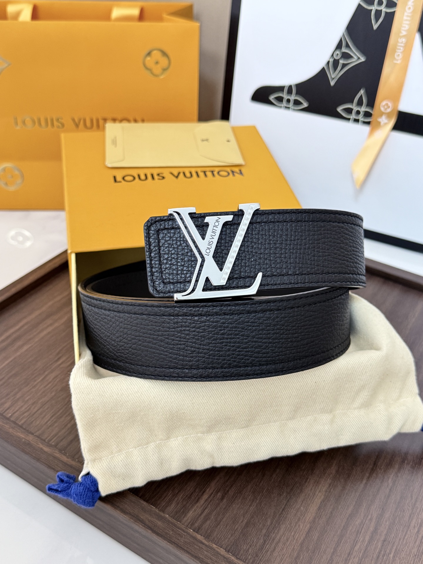 LV黑荔枝纹银标字母扣皮带｜40mm标准宽度       进口质感荔枝纹牛皮，搭配柔软顺滑真皮内层，层次