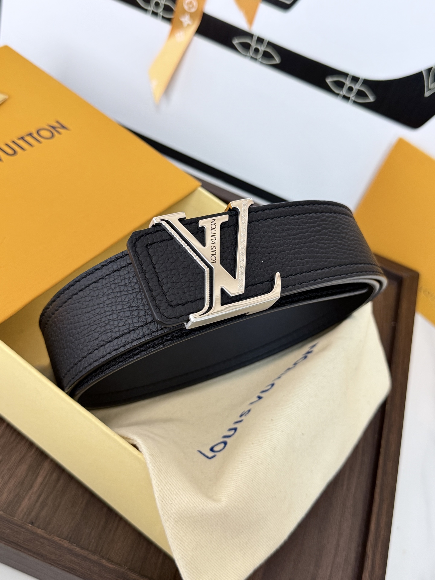 LV黑荔枝纹银标字母扣皮带｜40mm标准宽度       进口质感荔枝纹牛皮，搭配柔软顺滑真皮内层，层次