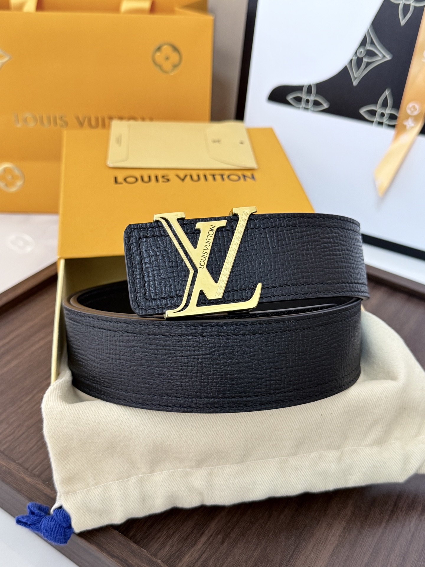 LV黑荔枝纹金标字母扣皮带｜40mm标准宽度       进口质感荔枝纹牛皮，搭配柔软顺滑真皮内层，层次