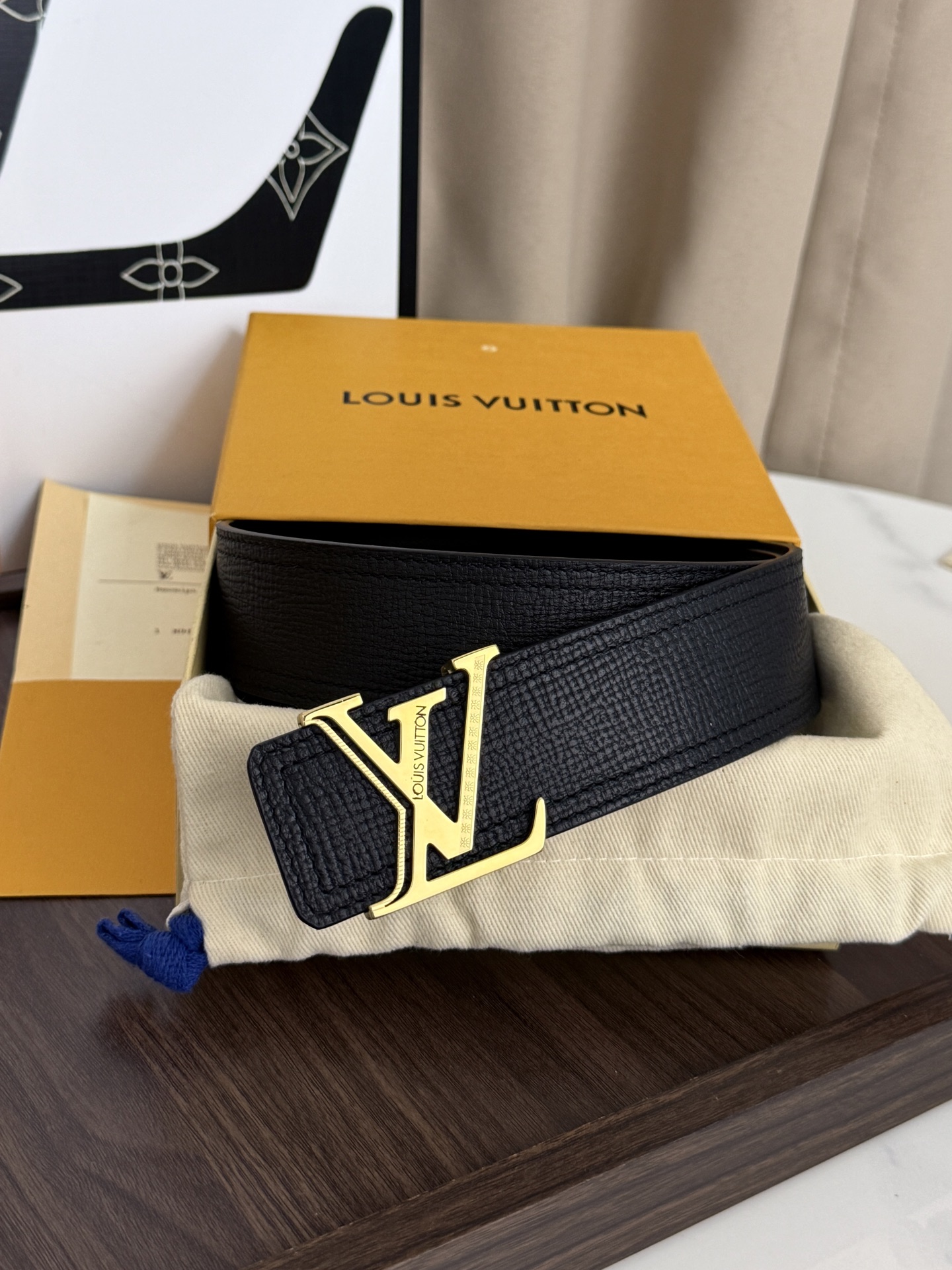 LV黑荔枝纹金标字母扣皮带｜40mm标准宽度       进口质感荔枝纹牛皮，搭配柔软顺滑真皮内层，层次