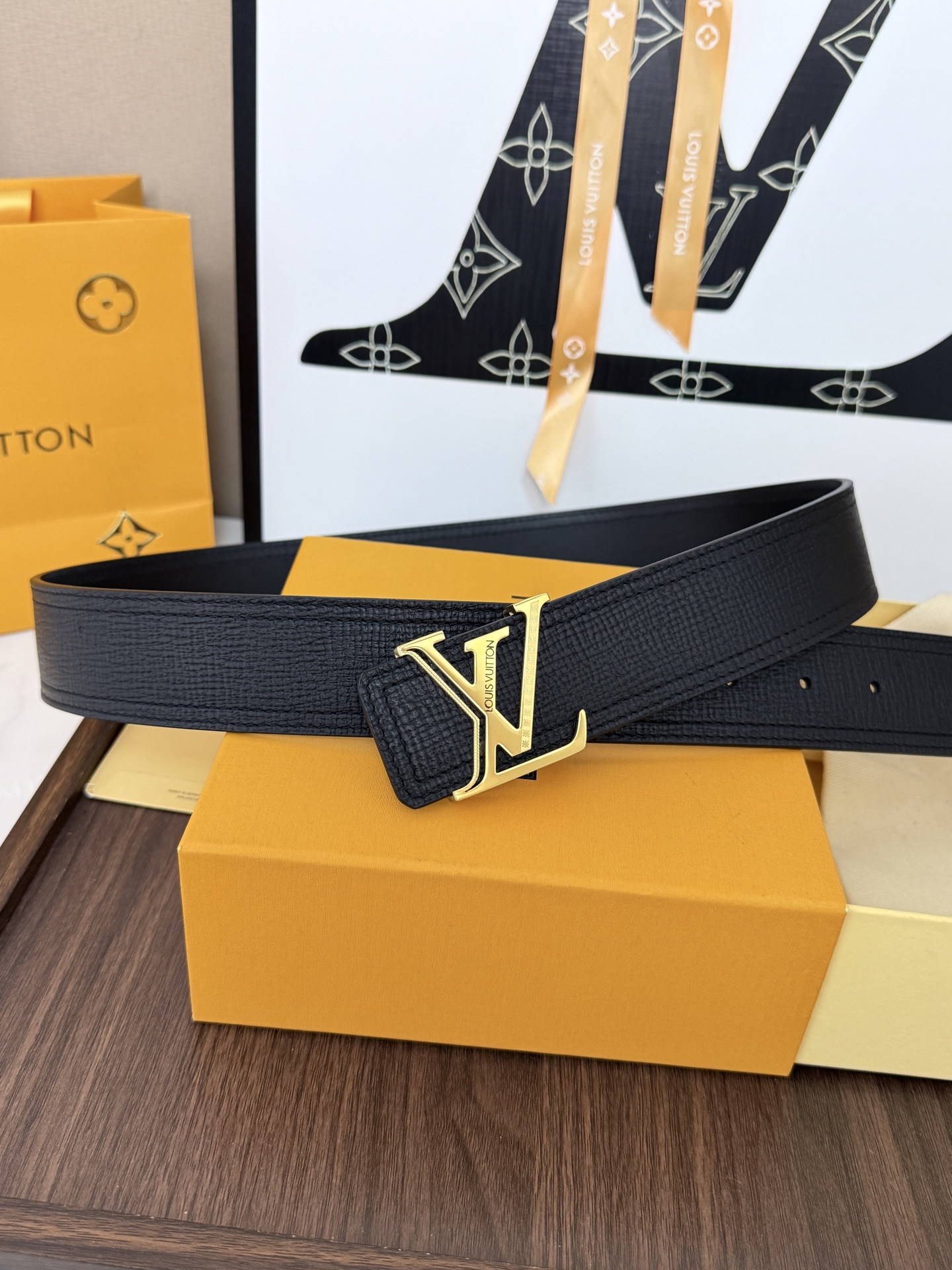 LV黑荔枝纹金标字母扣皮带｜40mm标准宽度       进口质感荔枝纹牛皮，搭配柔软顺滑真皮内层，层次