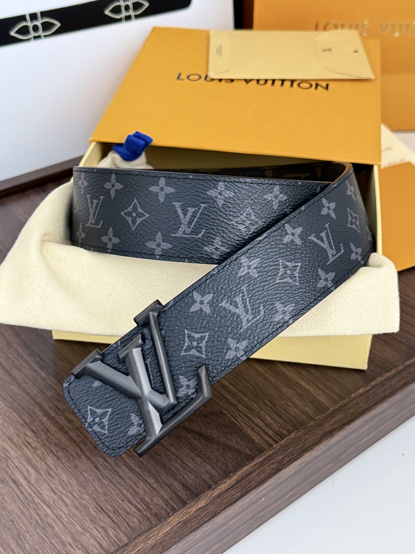 LV黑灰渐变老花立体砂枪标皮带｜40mm标准宽度       特制渐变老花帆布内里搭载真皮底村，高级质感