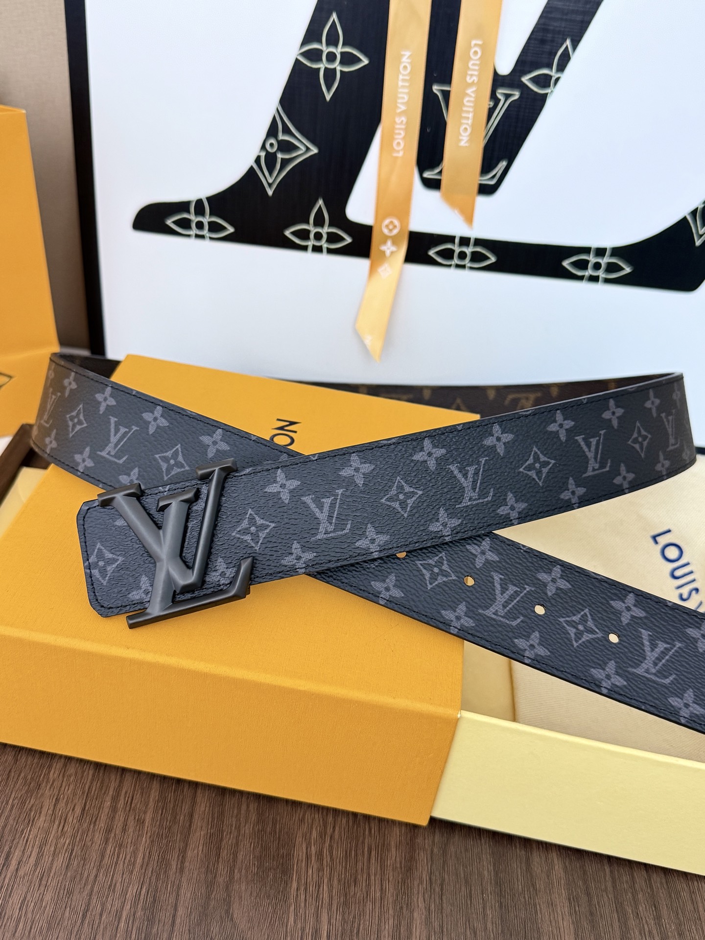 LV黑灰渐变老花立体砂枪标皮带｜40mm标准宽度       特制渐变老花帆布内里搭载真皮底村，高级质感