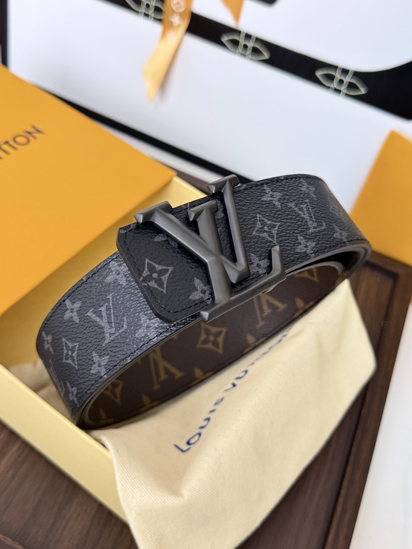 LV黑灰渐变老花立体砂枪标皮带｜40mm标准宽度       特制渐变老花帆布内里搭载真皮底村，高级质感