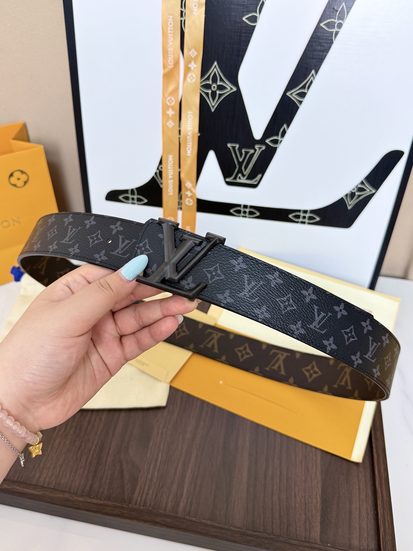 LV黑灰渐变老花立体砂枪标皮带｜40mm标准宽度       特制渐变老花帆布内里搭载真皮底村，高级质感