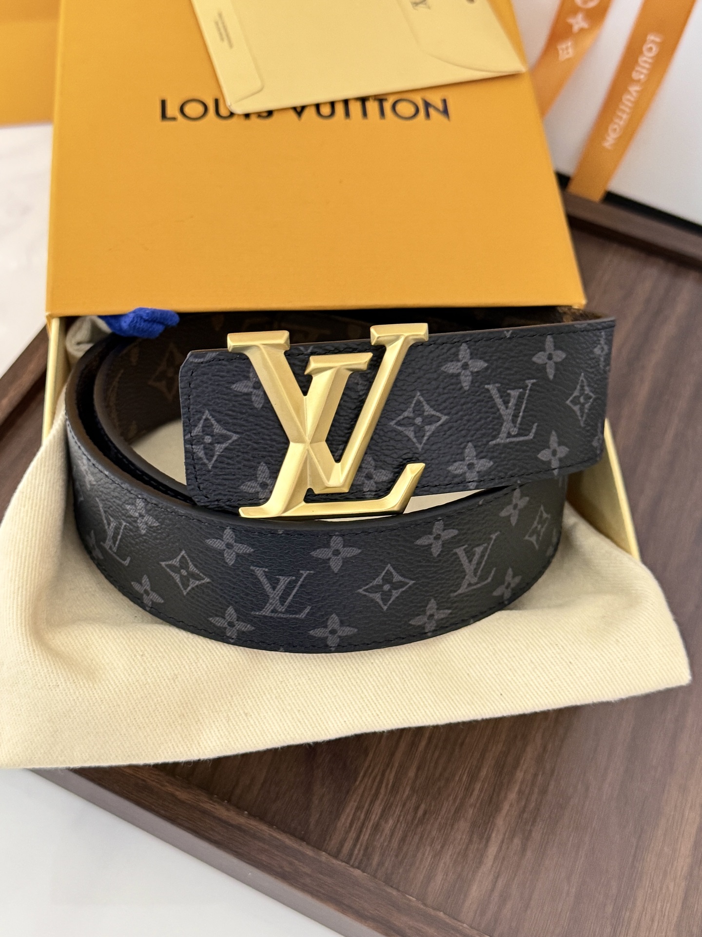 LV黑灰渐变老花立体砂金标皮带｜40mm标准宽度       特制渐变老花帆布内里搭载真皮底村，高级质感