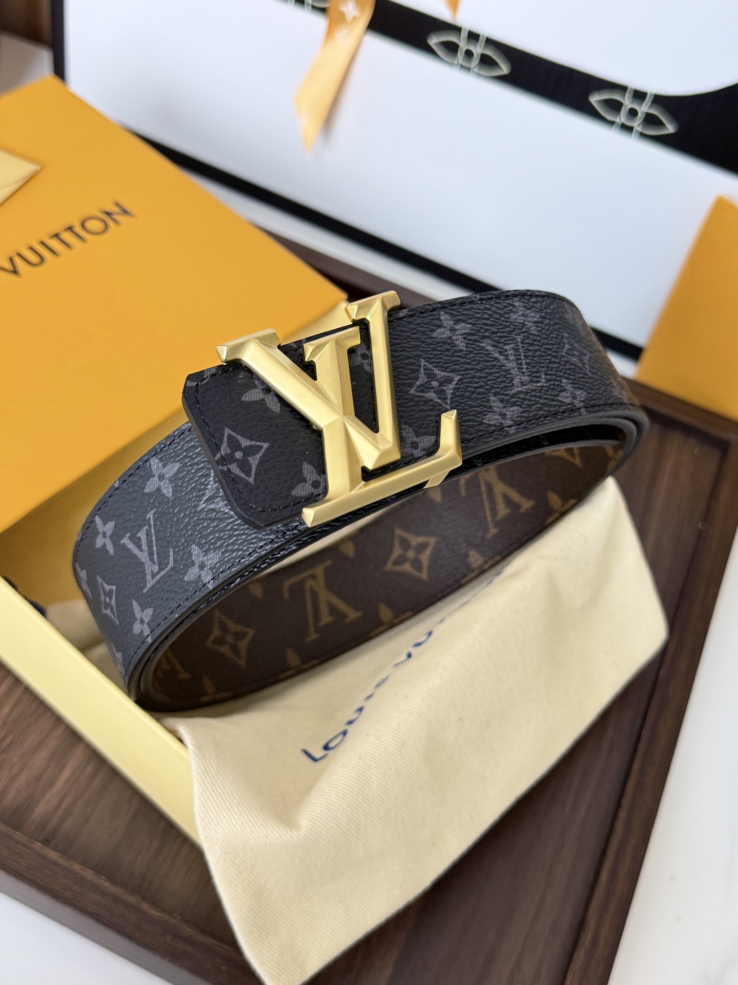 LV黑灰渐变老花立体砂金标皮带｜40mm标准宽度       特制渐变老花帆布内里搭载真皮底村，高级质感