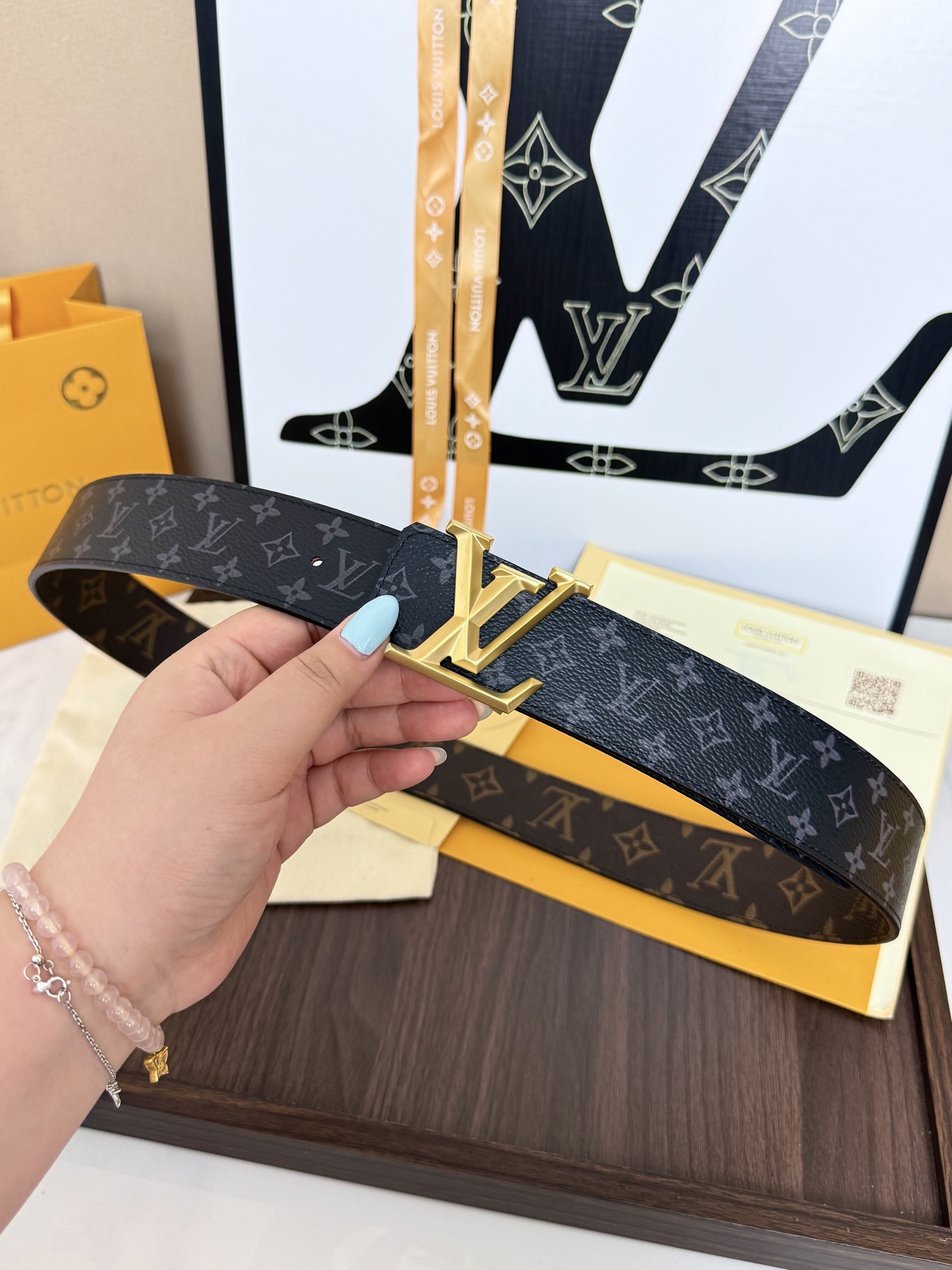 LV黑灰渐变老花立体砂金标皮带｜40mm标准宽度       特制渐变老花帆布内里搭载真皮底村，高级质感