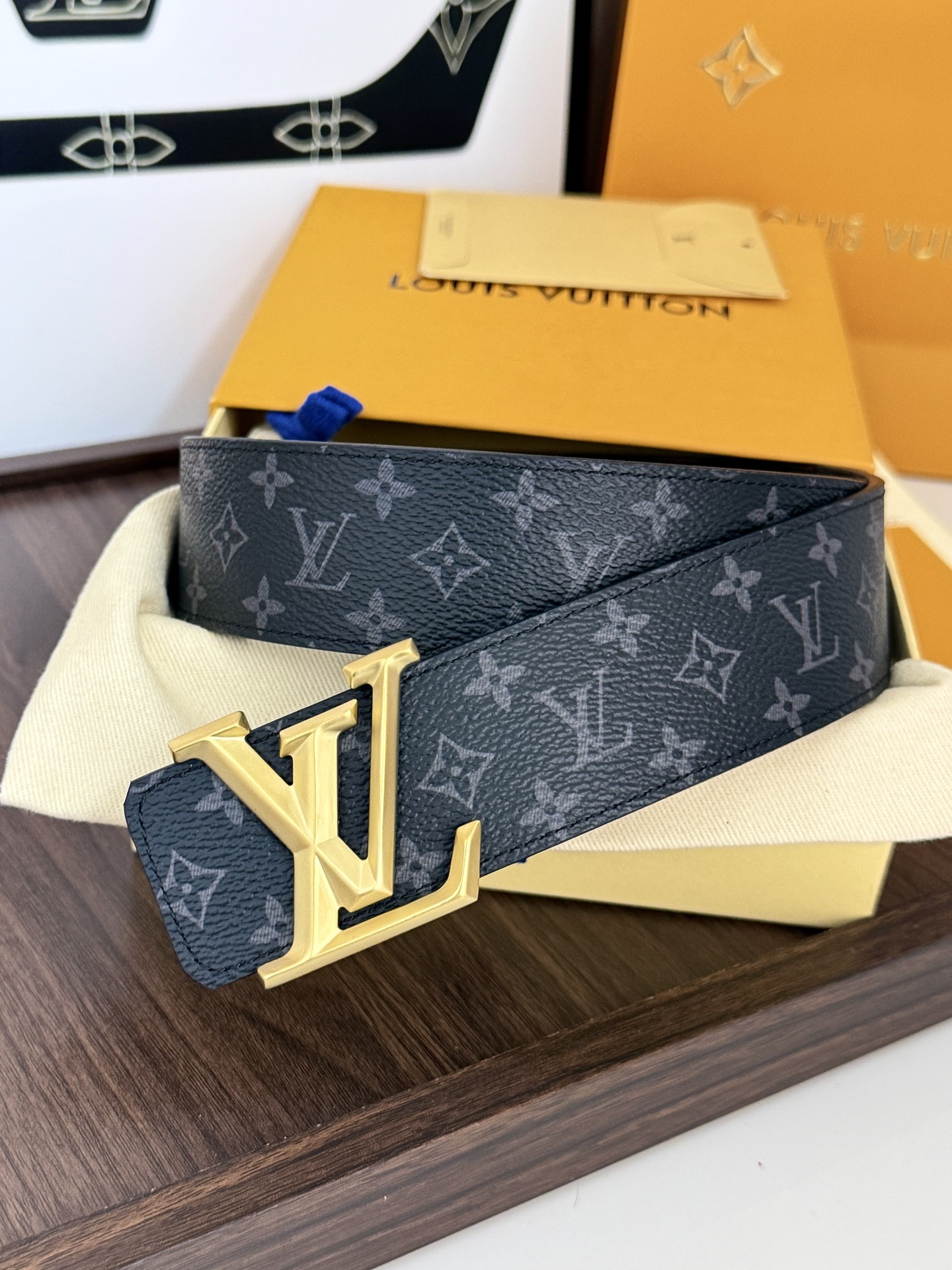 LV黑灰渐变老花立体砂金标皮带｜40mm标准宽度       特制渐变老花帆布内里搭载真皮底村，高级质感